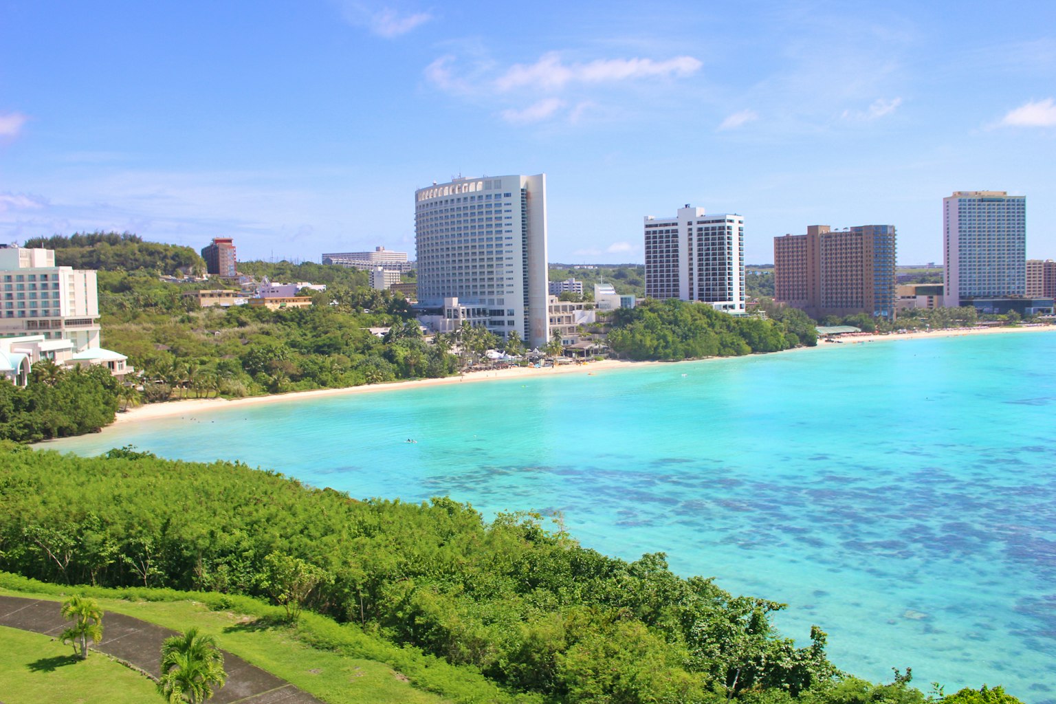 Phong cảnh bãi biển tuyệt đẹp với đại dương xanh và những tòa nhà chọc trời