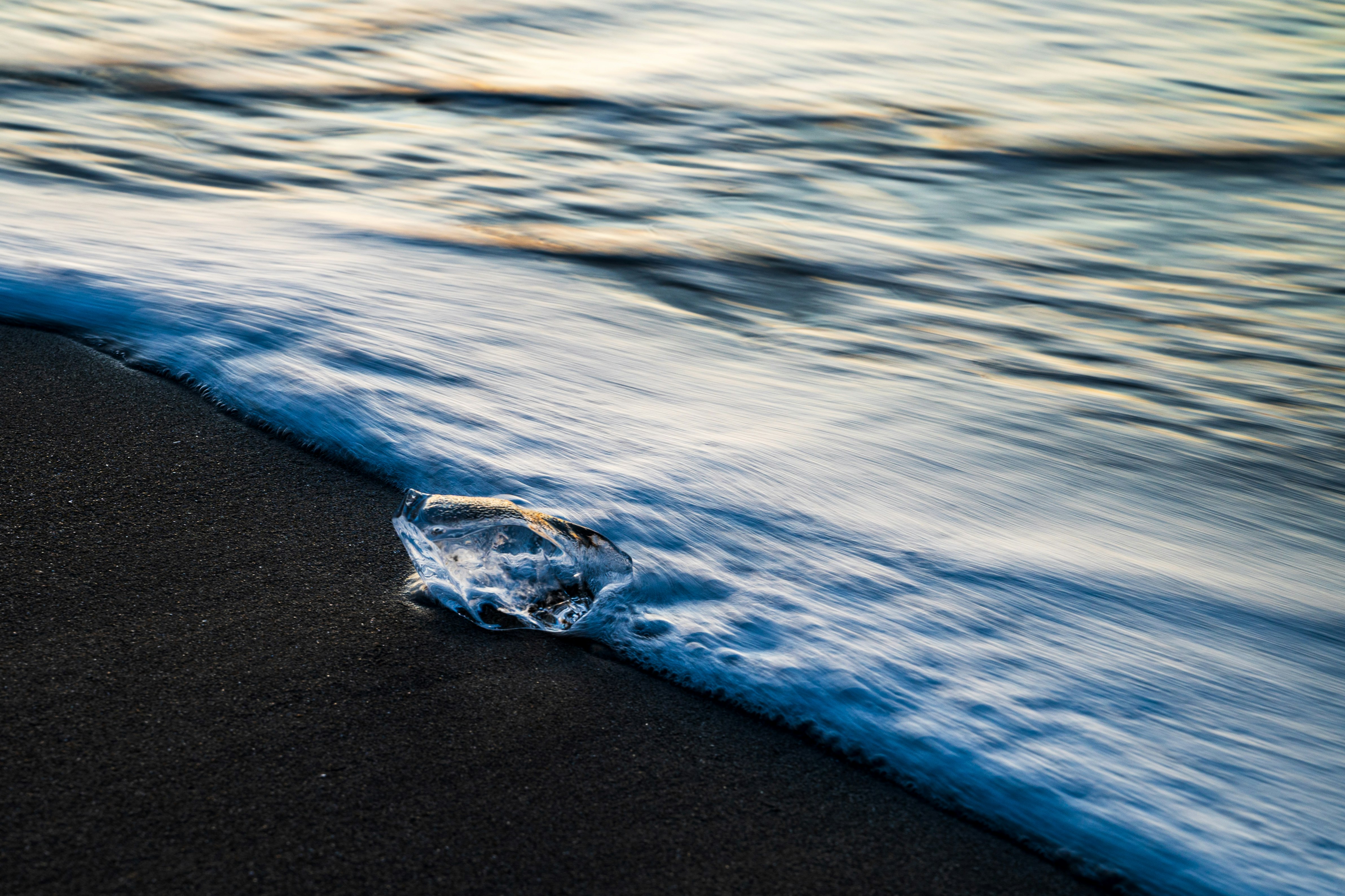 波打ち際を流れる青い海の水