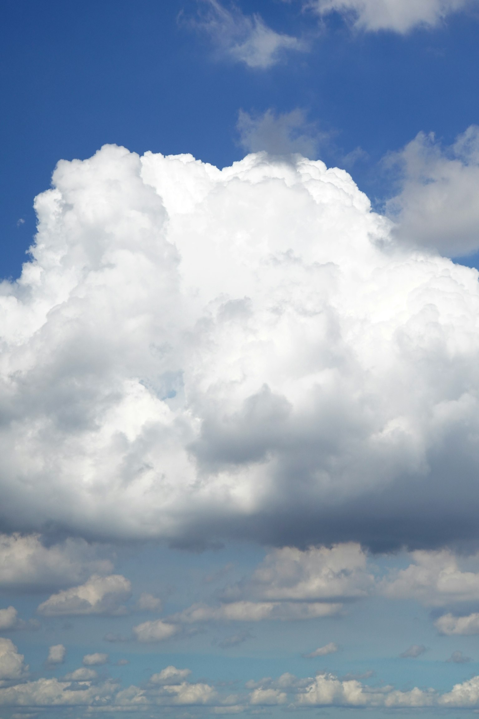 Un gros nuage blanc flottant dans un ciel bleu