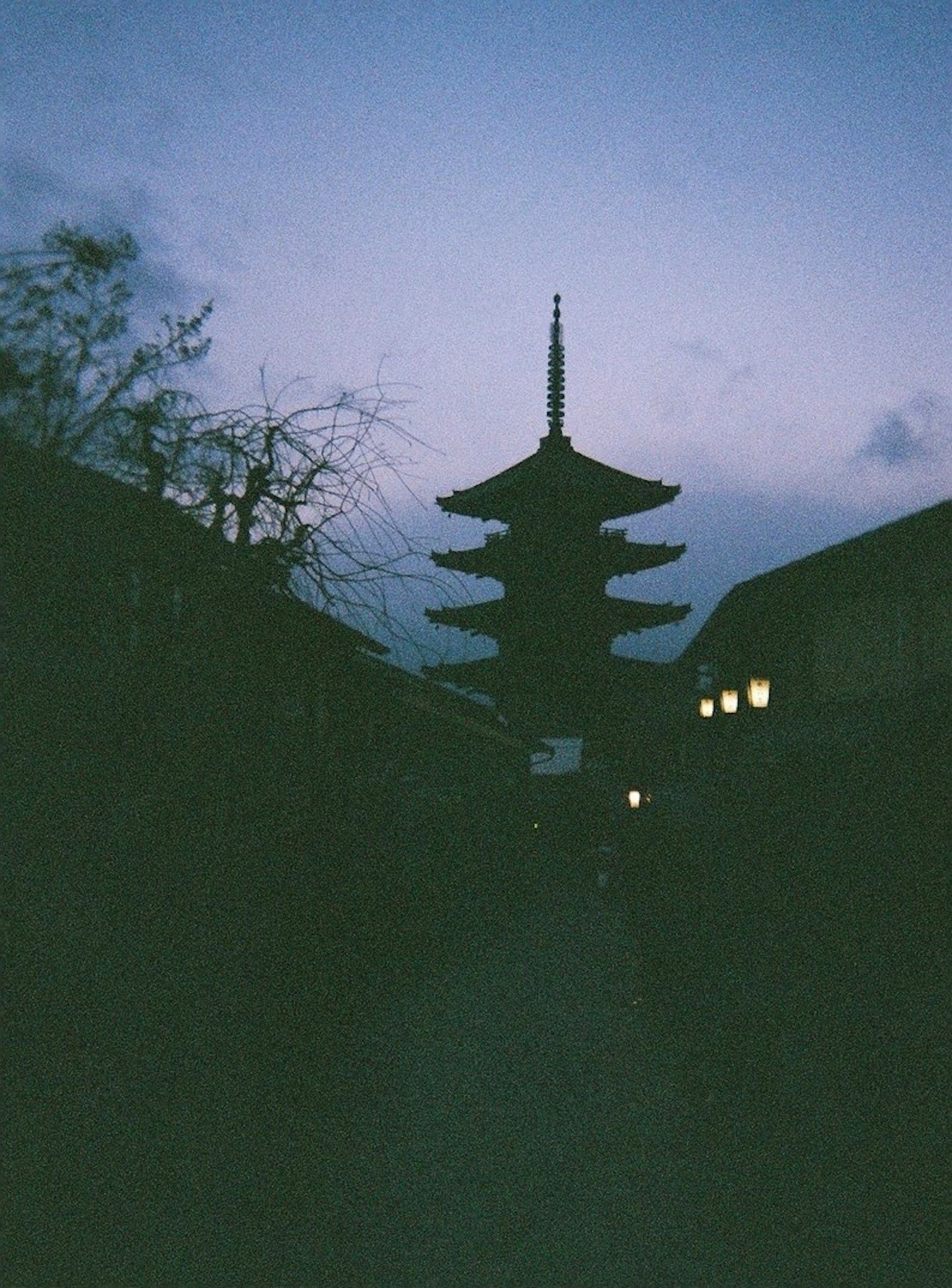 Silhouette di una pagoda a cinque piani al crepuscolo con un sentiero