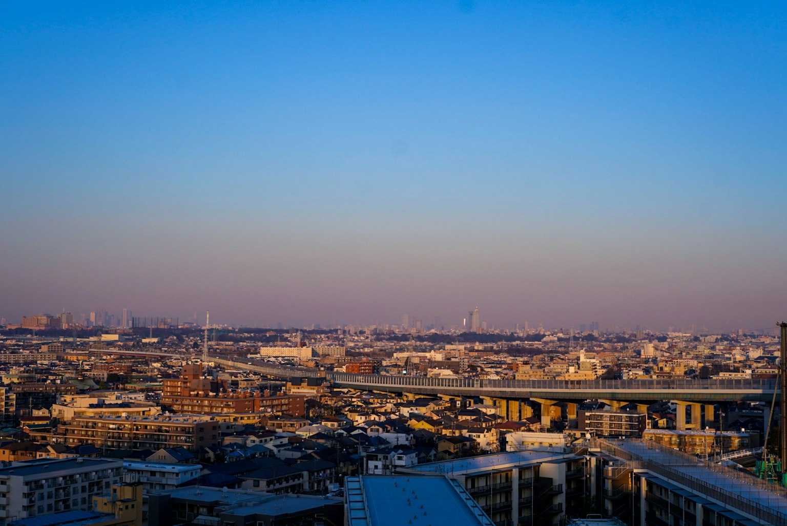 Paesaggio urbano al crepuscolo con cielo blu sfumato e edifici