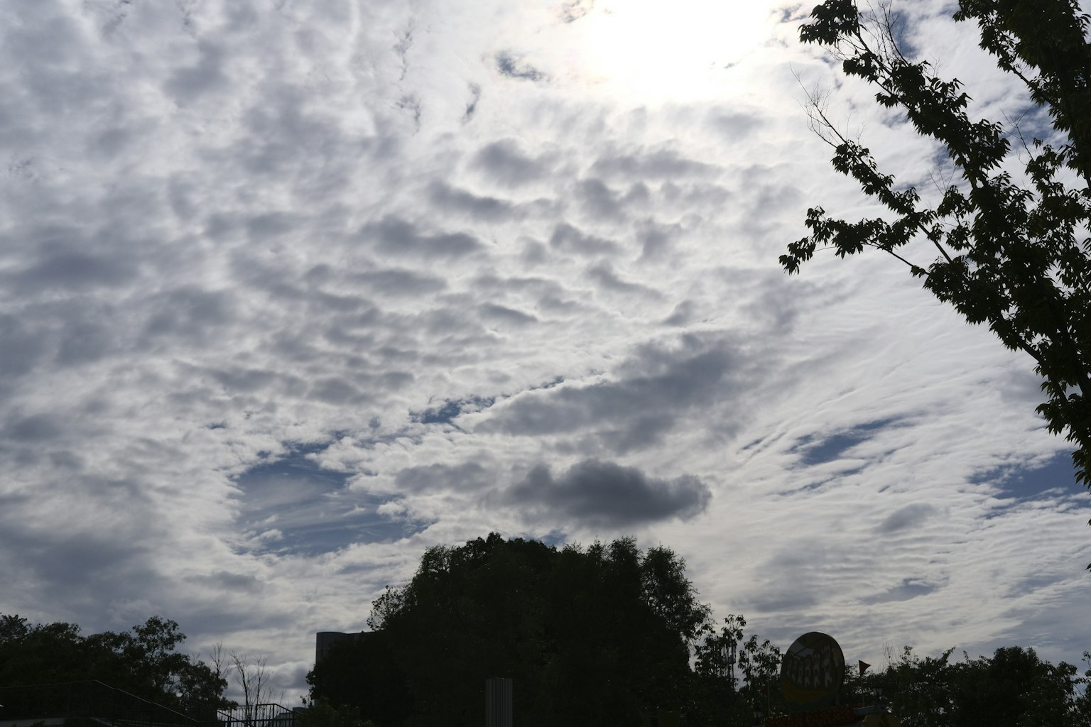 Ciel rempli de nuages et lumière du soleil passant