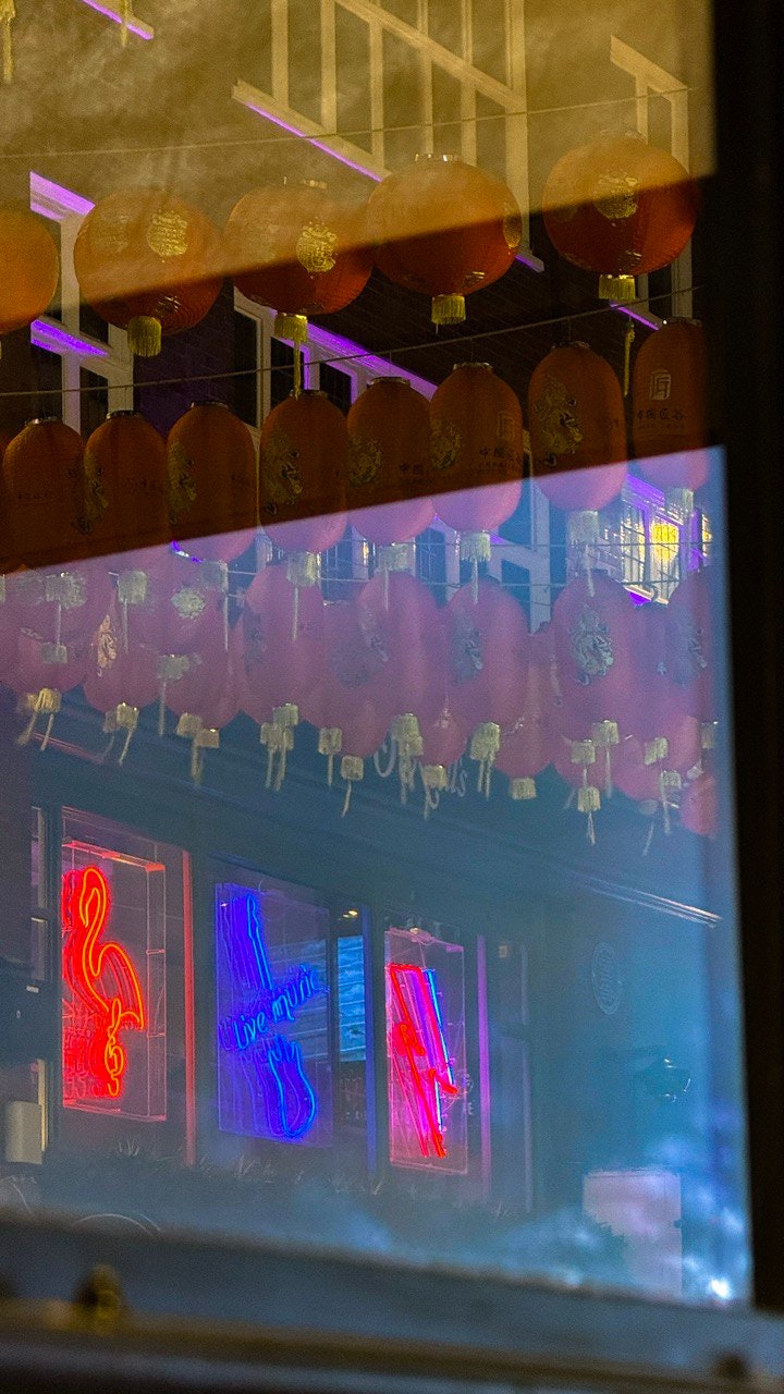 ネオンの看板が並ぶ夜の街角