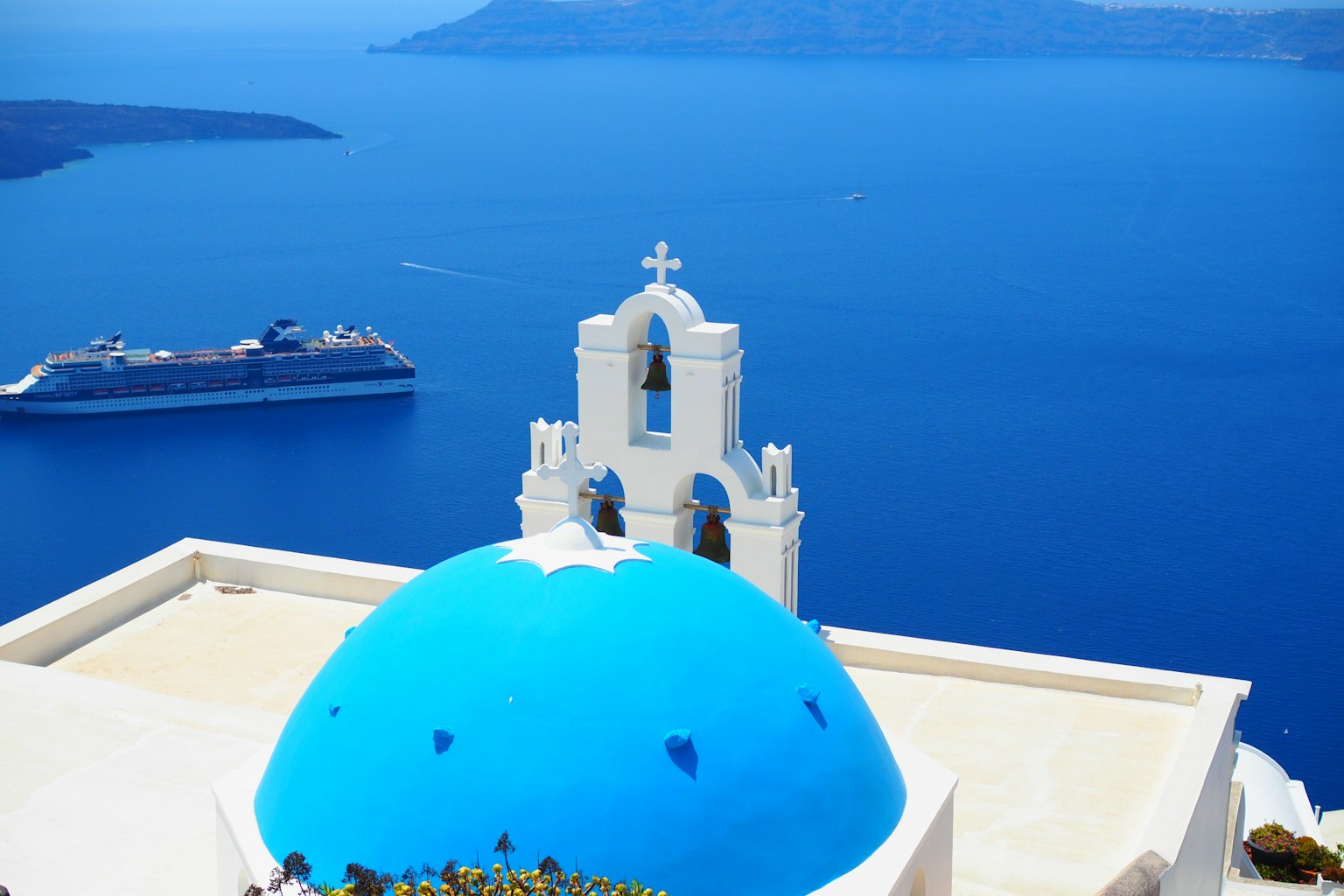 Pemandangan laut yang indah di Santorini dengan kubah biru dan bangunan putih