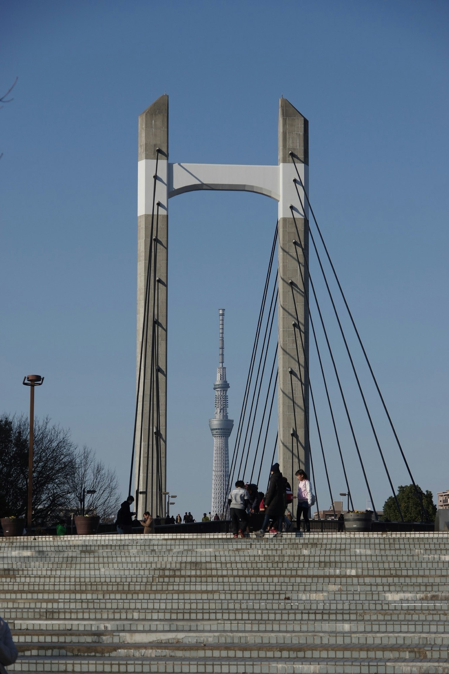 Pemandangan jembatan dengan Tokyo Skytree di latar belakang