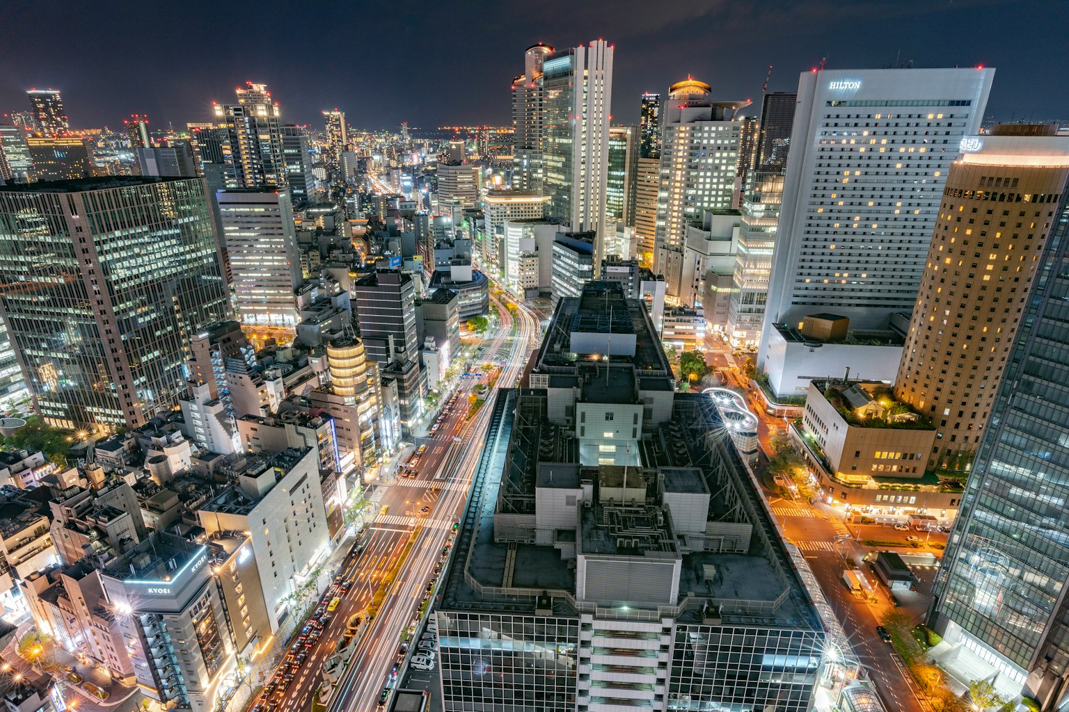 城市天际线的夜景，建筑和街道灯光闪烁