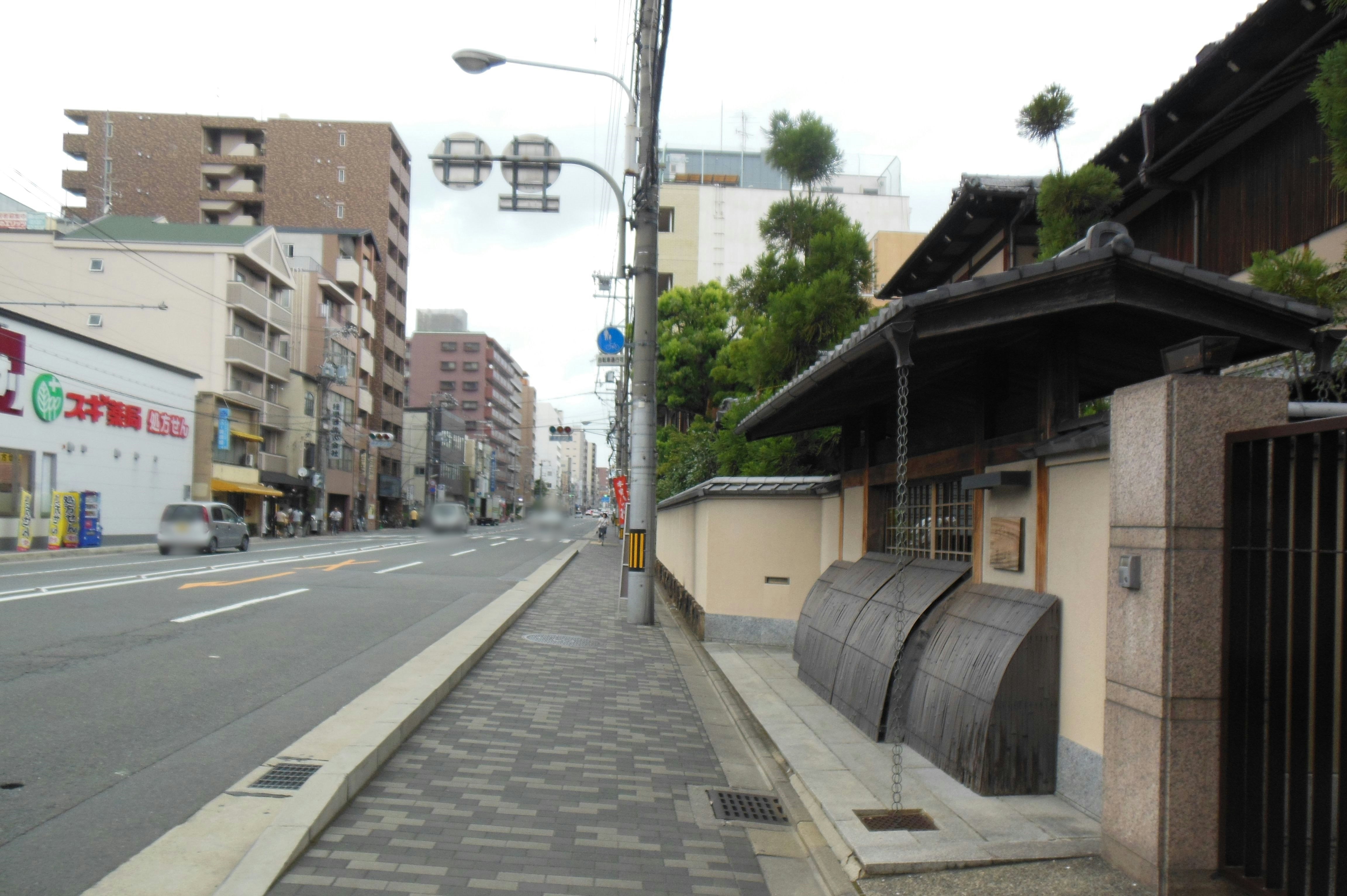 巷道旁的街景，成排建筑与老旧建筑外立面