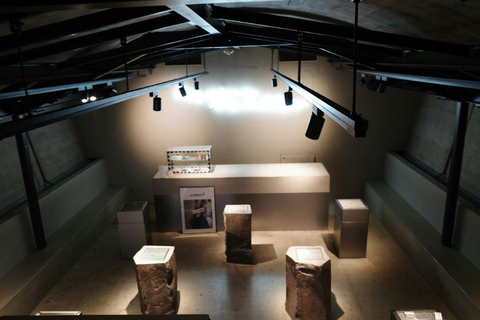 展覽空間的俯視圖中央有展示物周圍有展台