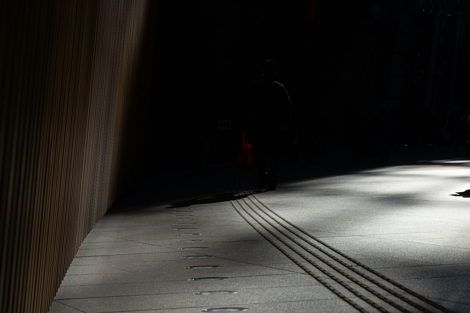 一段小路，光線透過黑暗背景和陰影