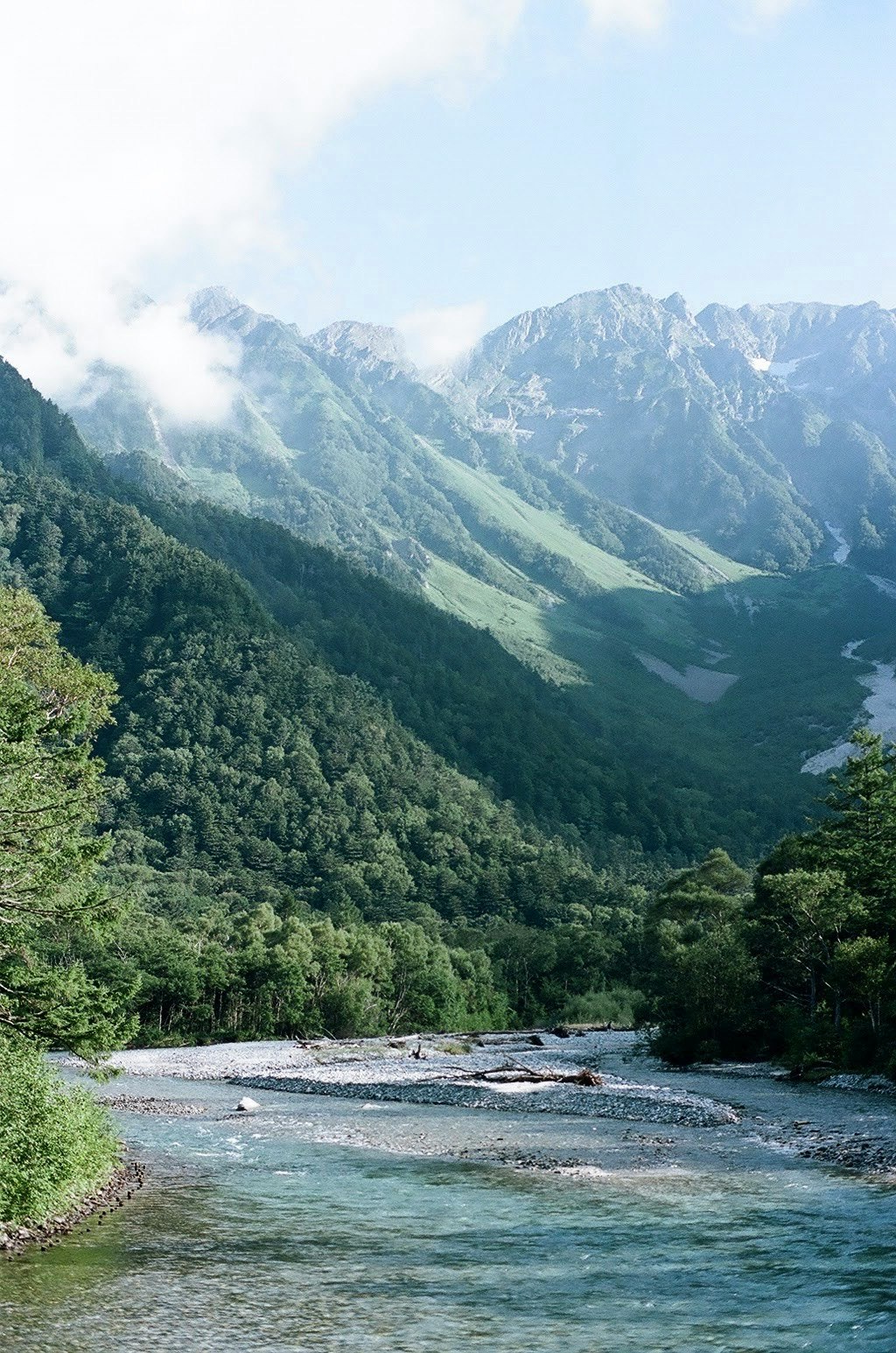 上高地の渓流と山並みの風景