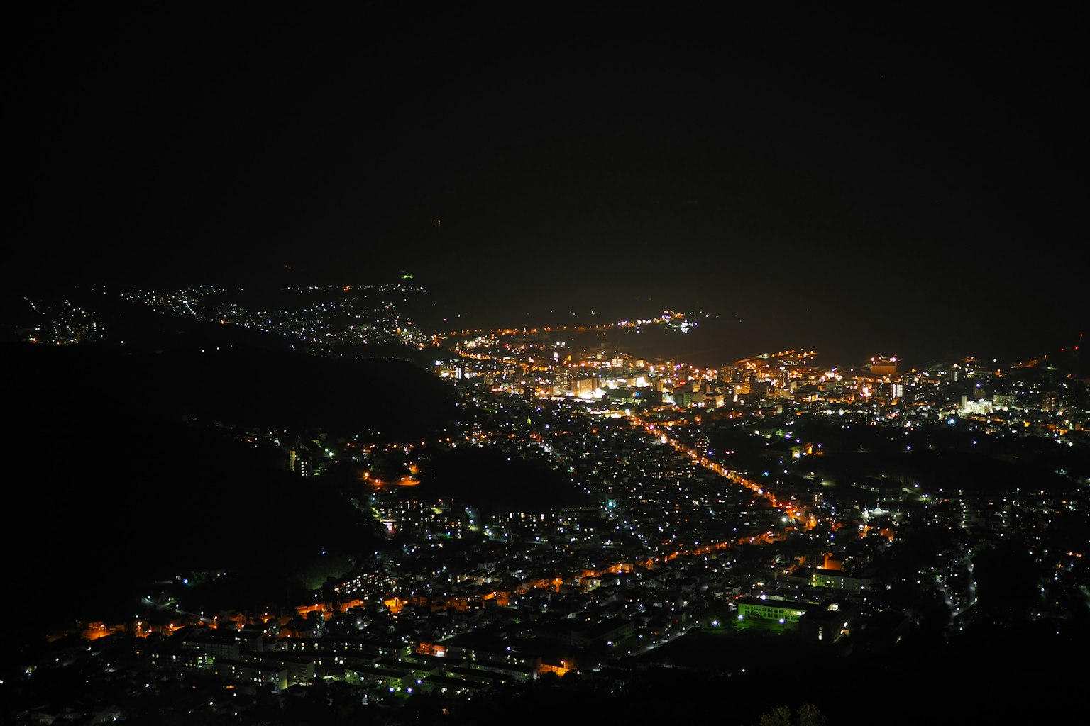 Pemandangan malam kota yang menakjubkan dengan lampu berkilau