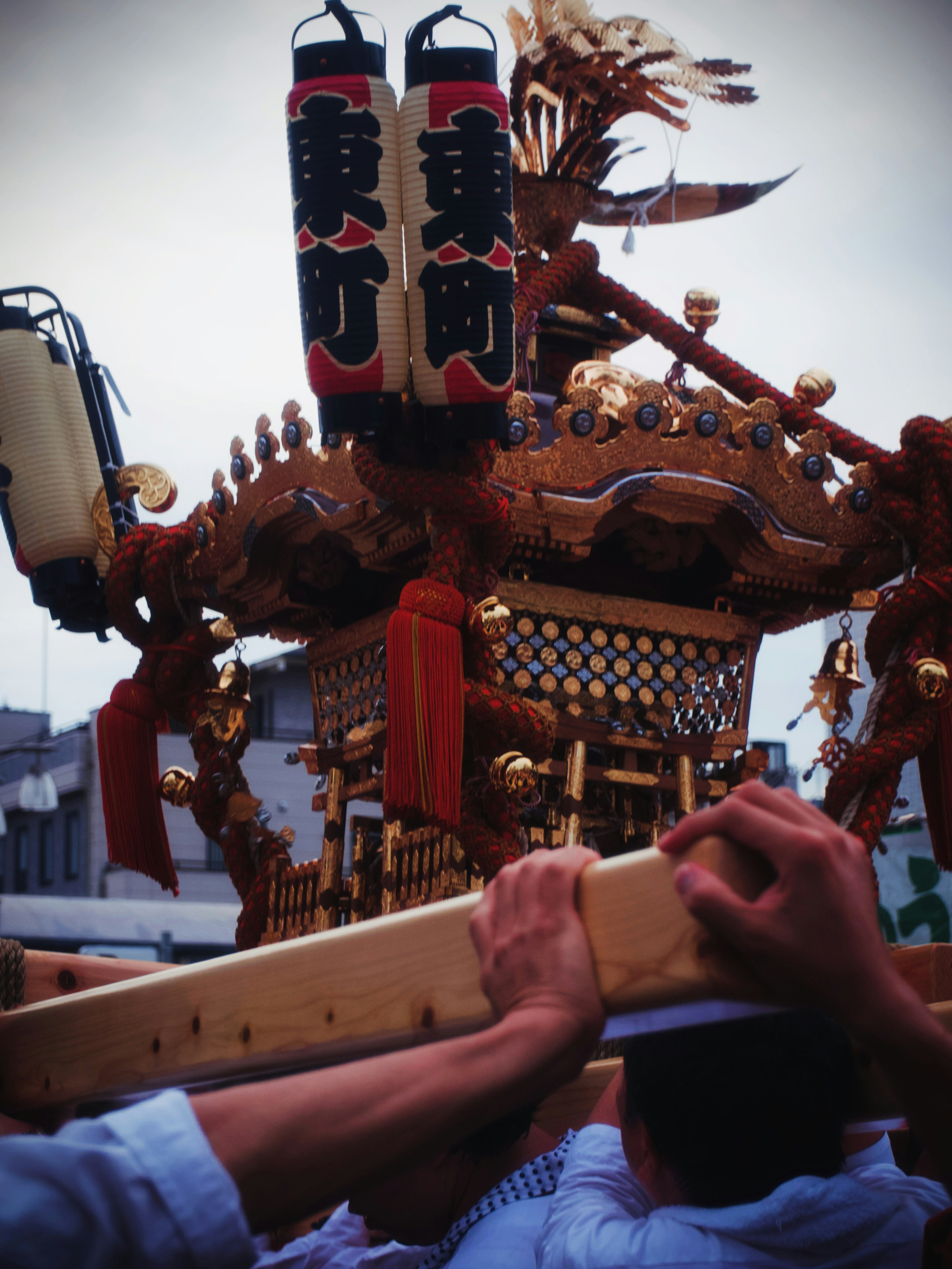 山車の屋台に掲げられた提灯と装飾のある祭りの風景