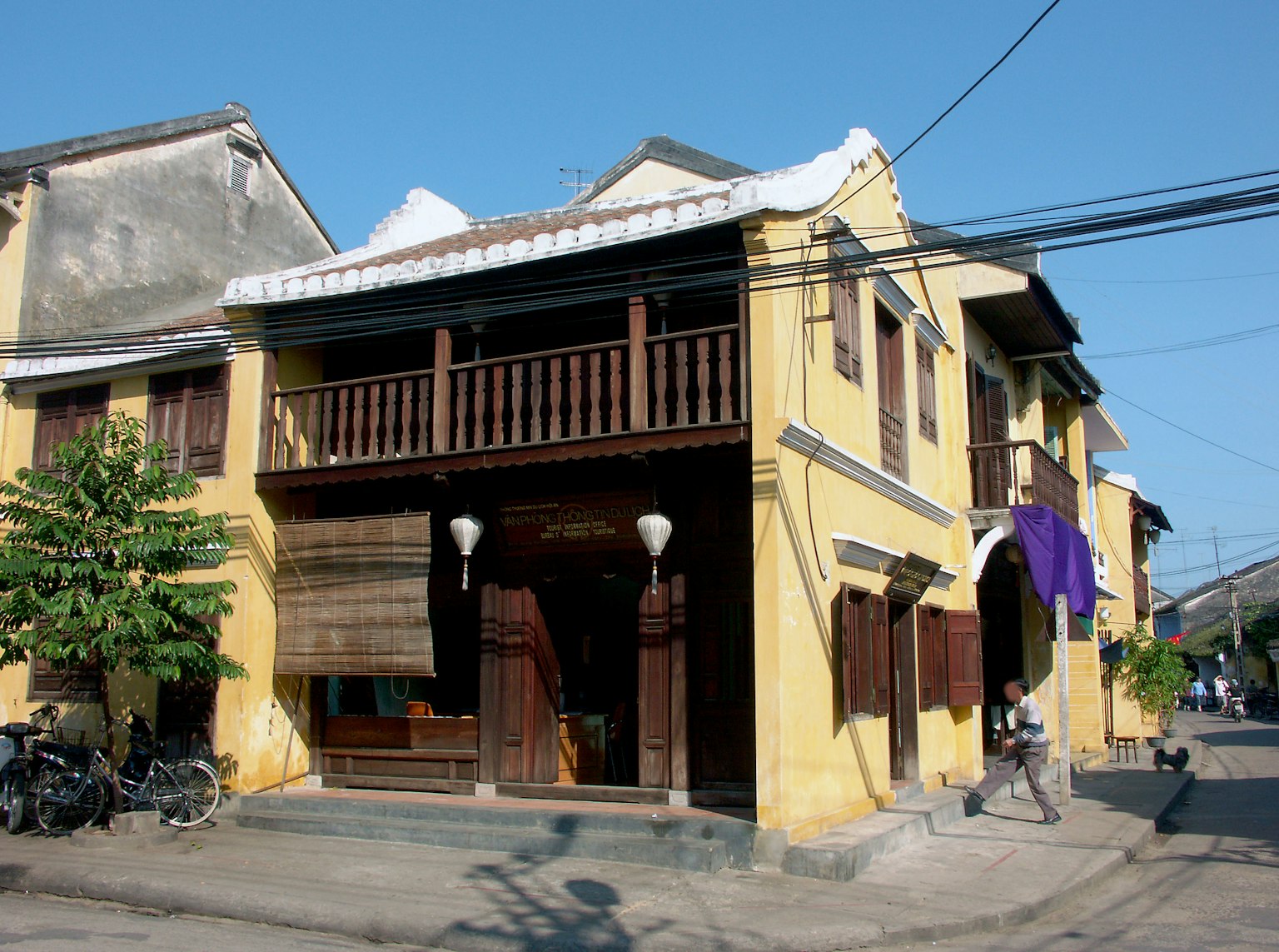 Casa tradizionale con esterno giallo e balcone