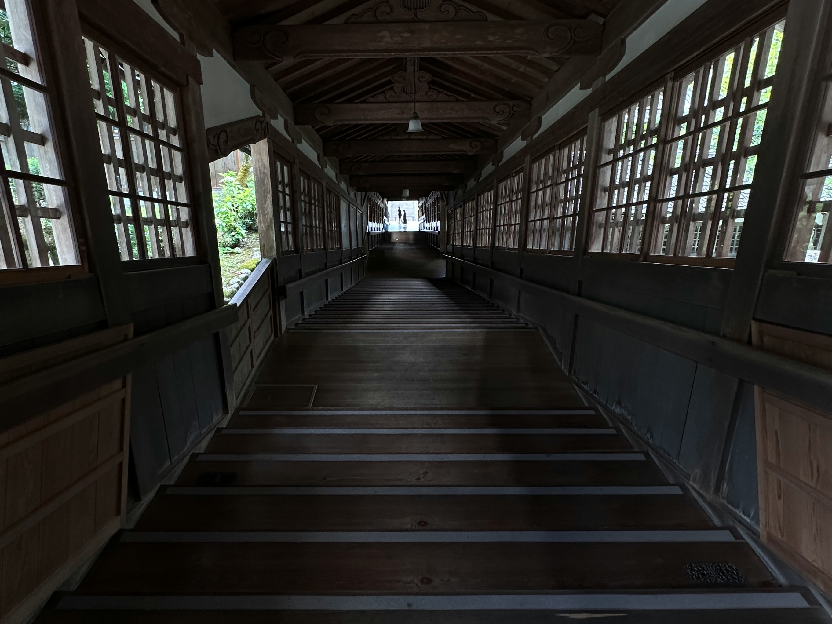 永平寺の回廊を奥へ続く畳敷きの廊下と障子の窓