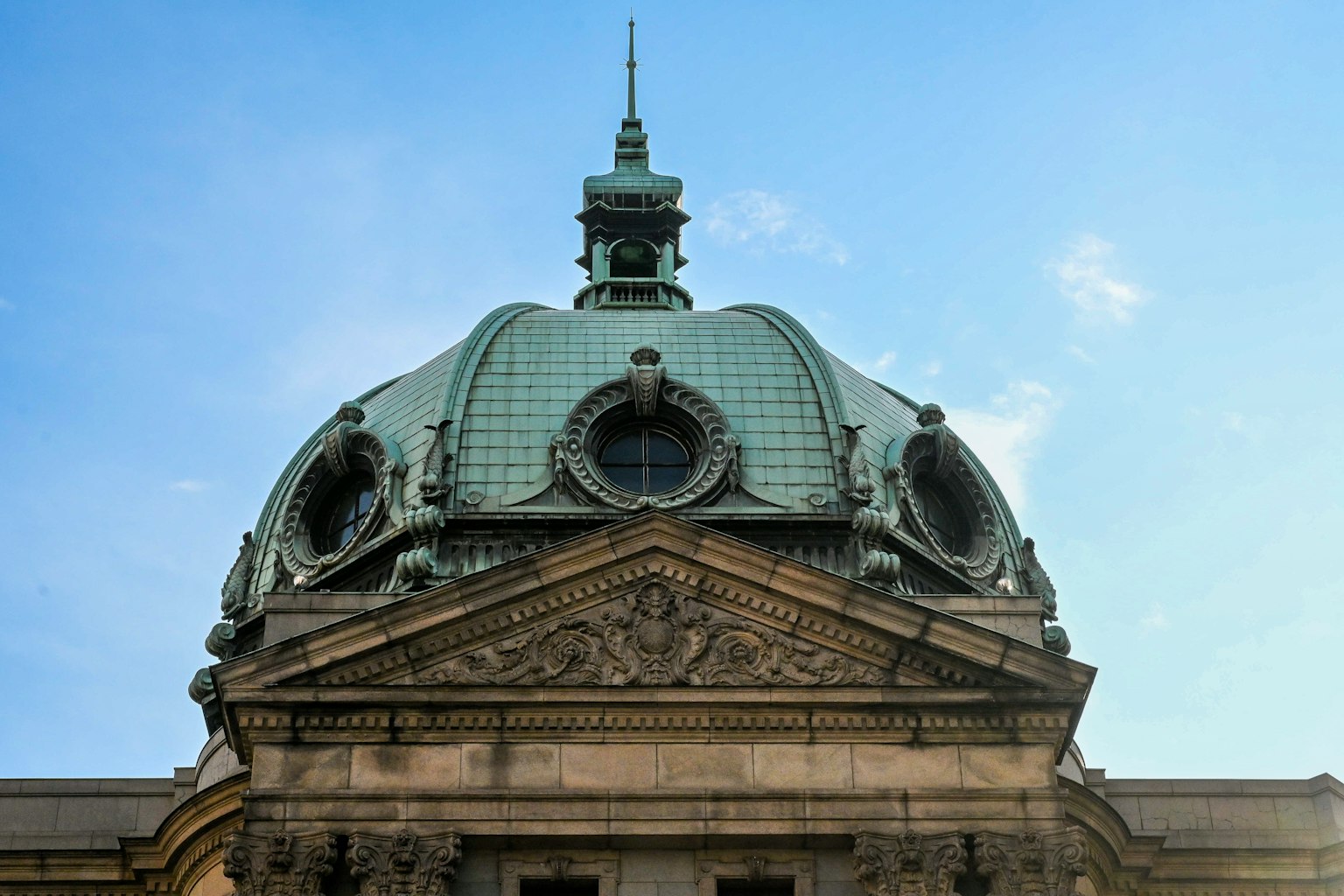 Cupola architettonica con tetto in rame verde e sculture ornate