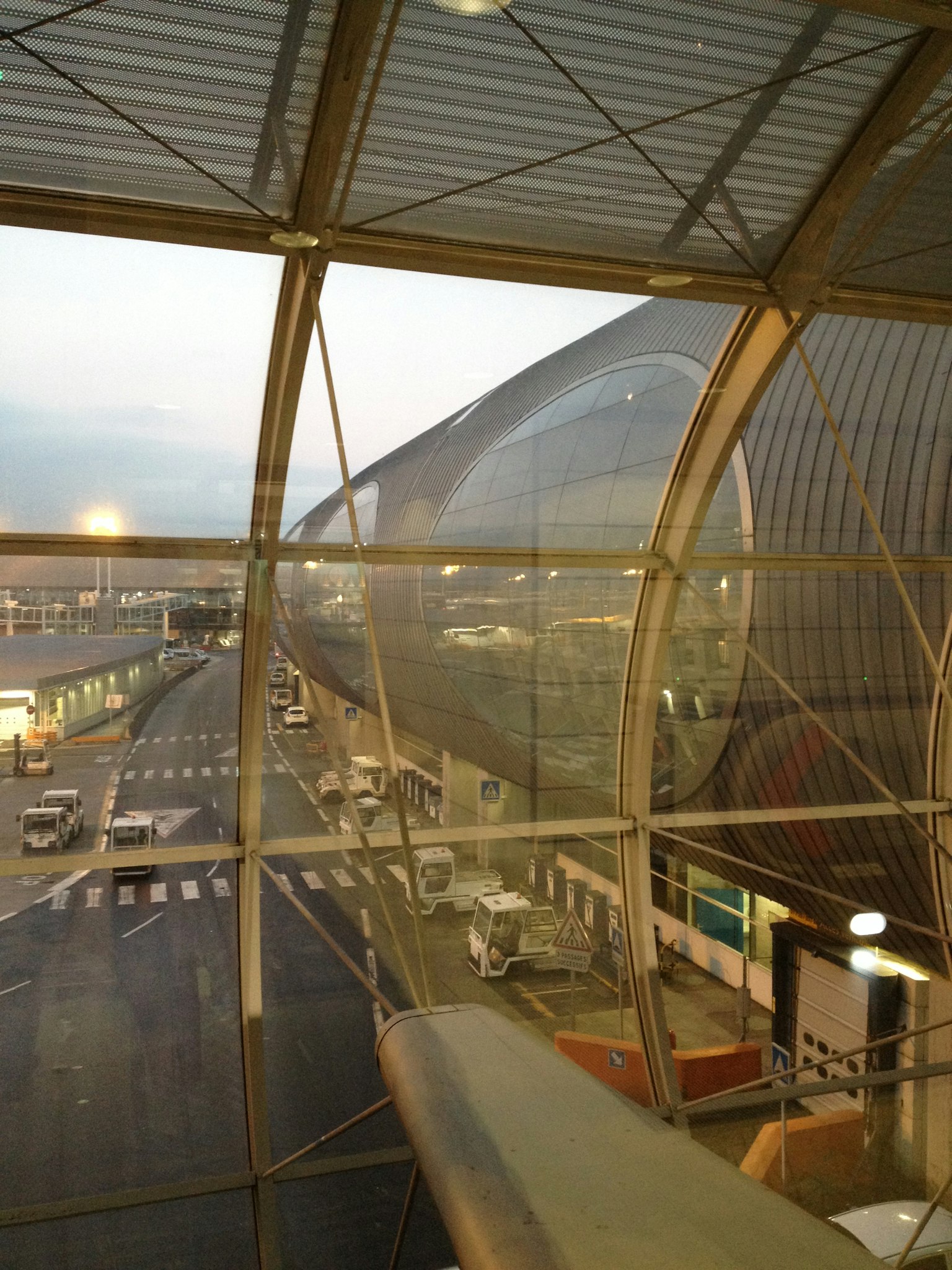 Vue depuis une salle d'attente d'aéroport en verre Design moderne du terminal d'aéroport avec piste visible
