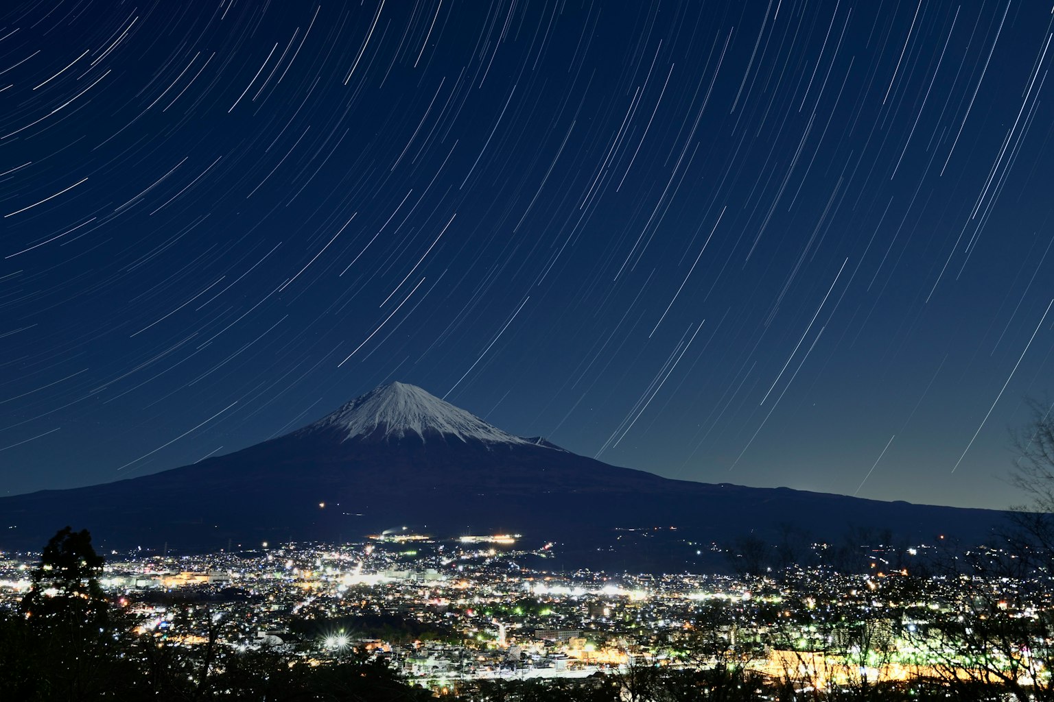 富士山在夜空中星轨的壮观景象