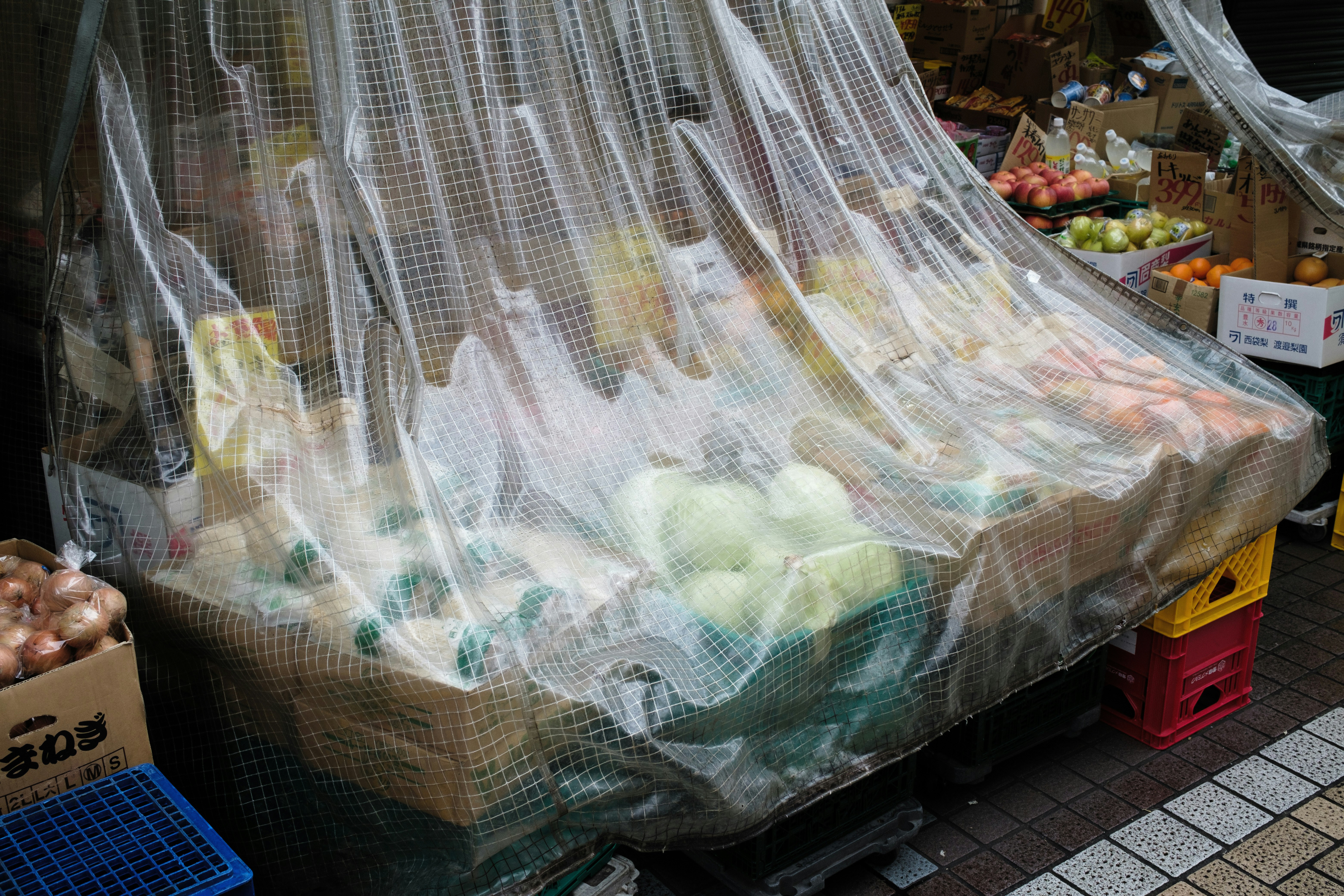 雨天遮雨的透明塑料棚罩在路边摊位
