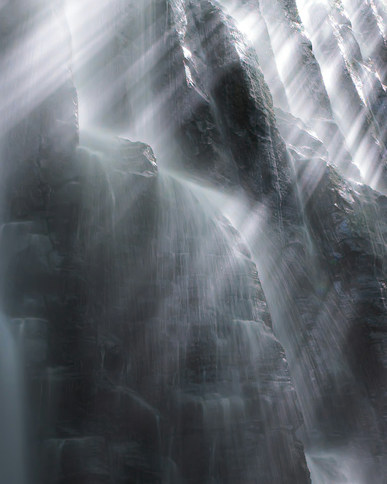 Immagine di una bella cascata con acqua nebbiosa che scorre tra le rocce