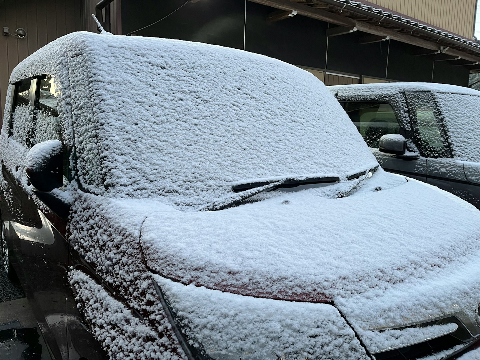 被雪覆盖的汽车，雪覆盖的引擎盖和挡风玻璃