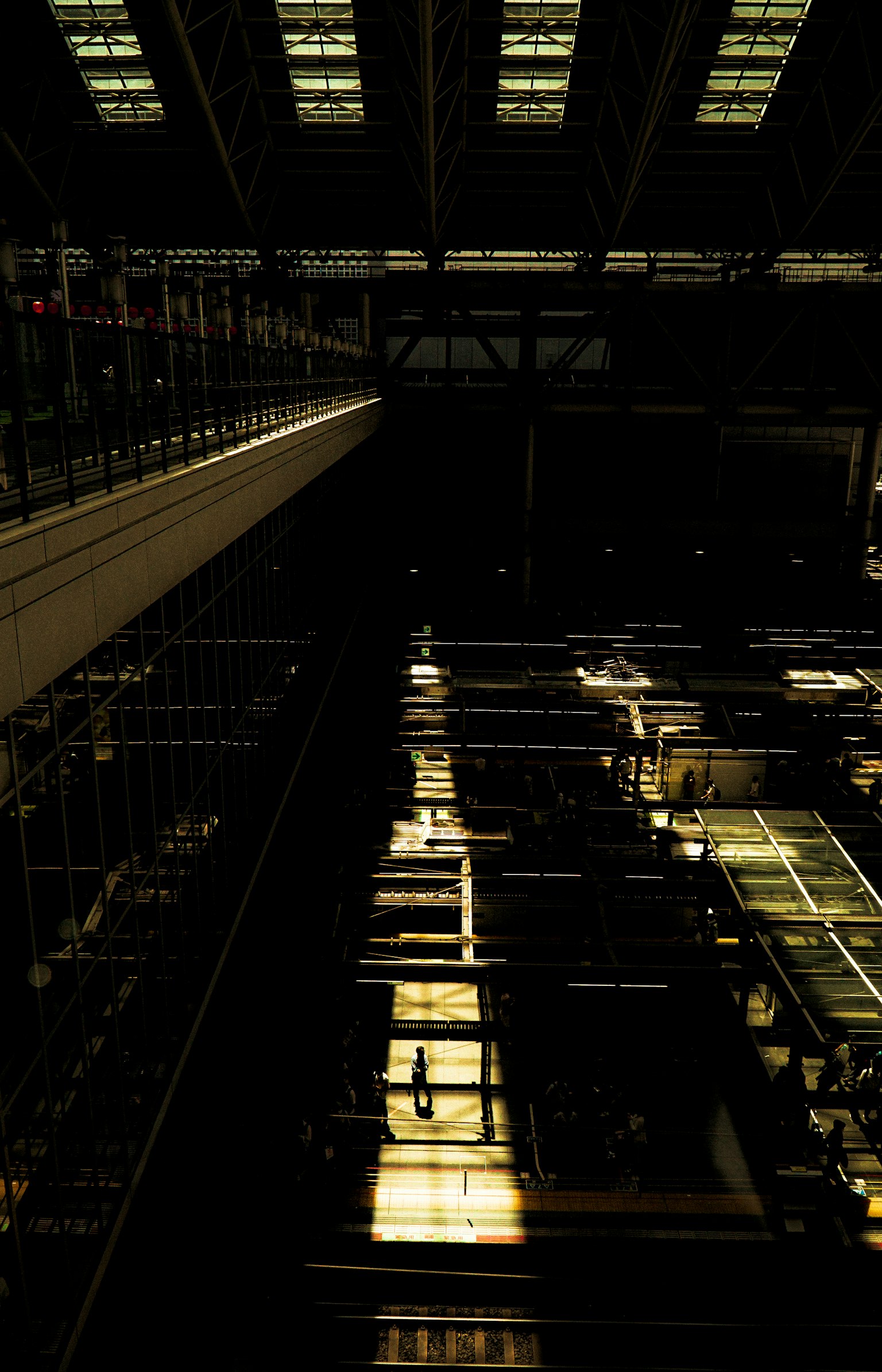 Interno industriale che mostra luce e ombre con elementi strutturali