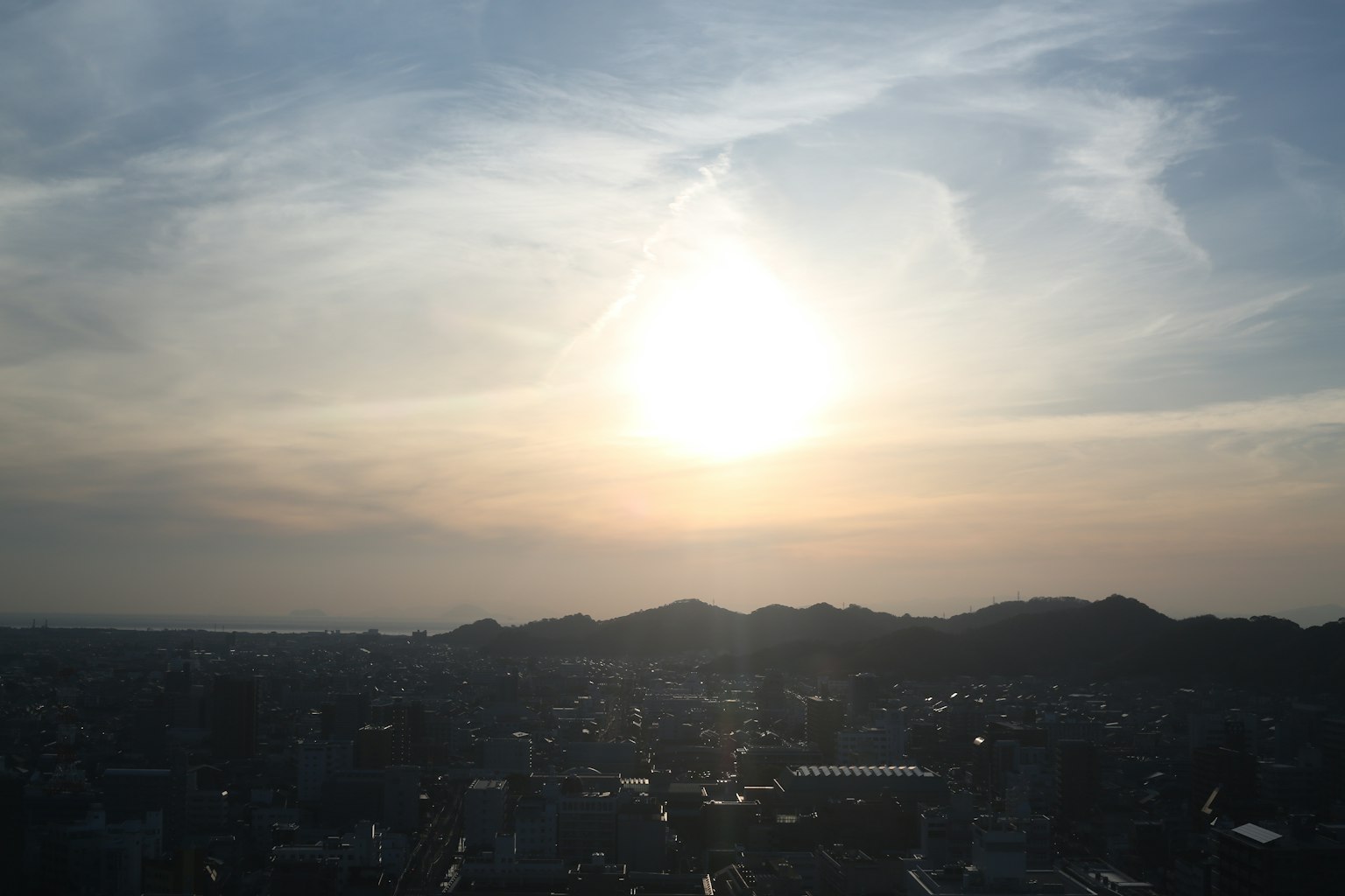 Vista del atardecer con montañas en silueta