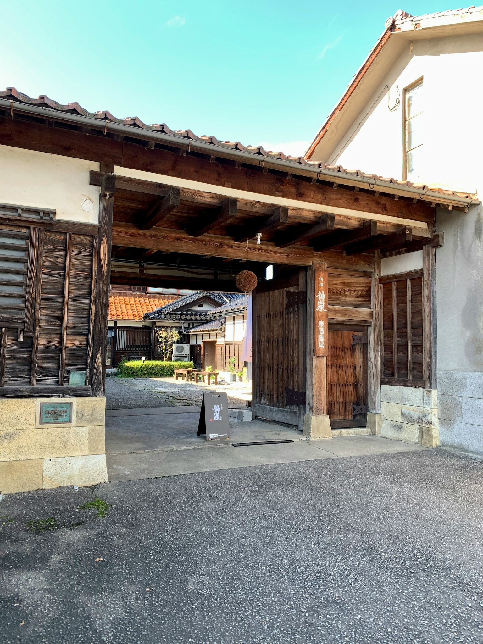 Puerta de madera tradicional en la entrada de una casa japonesa