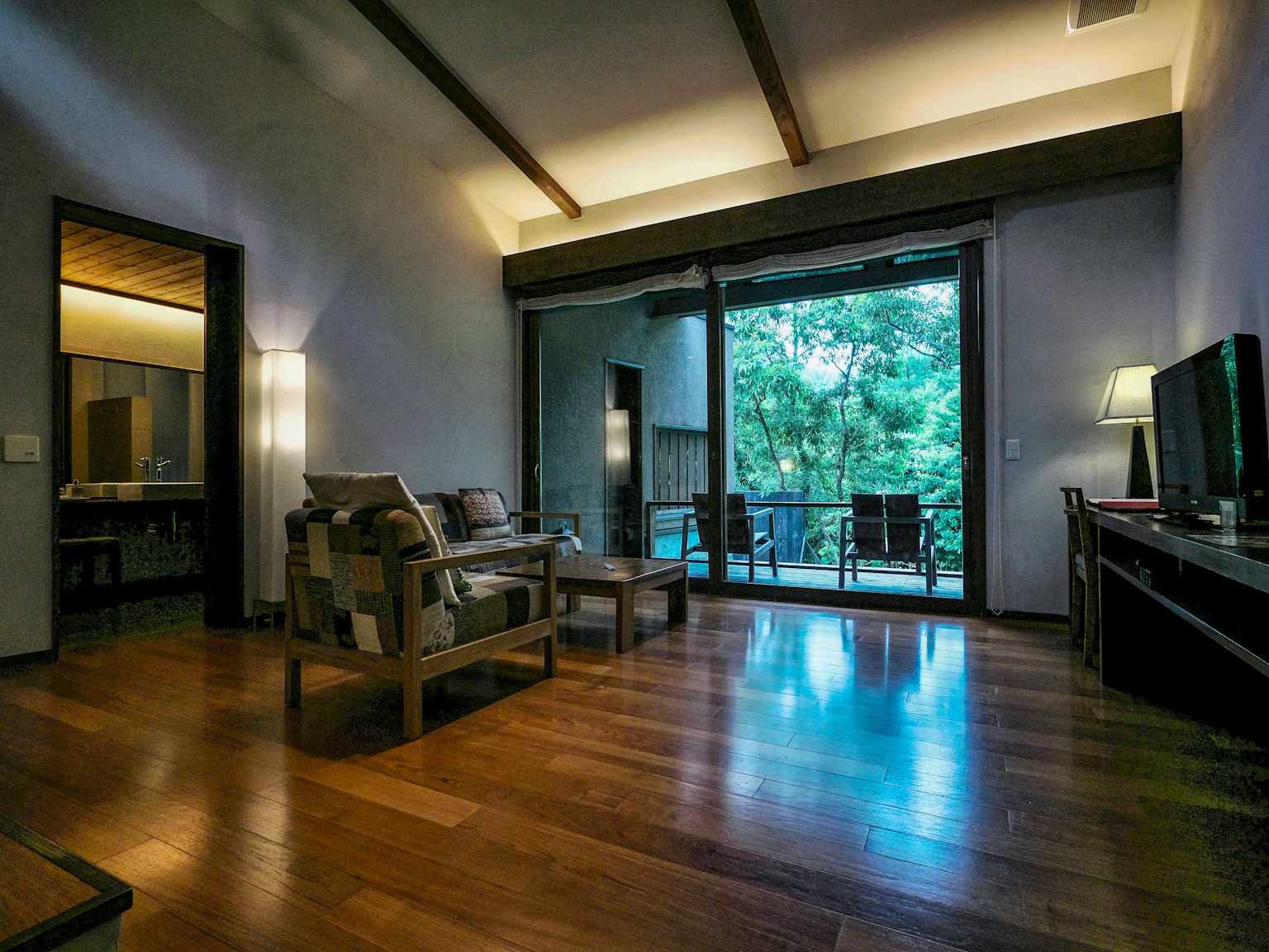 Salon moderne avec lumière naturelle sol en bois et chaises