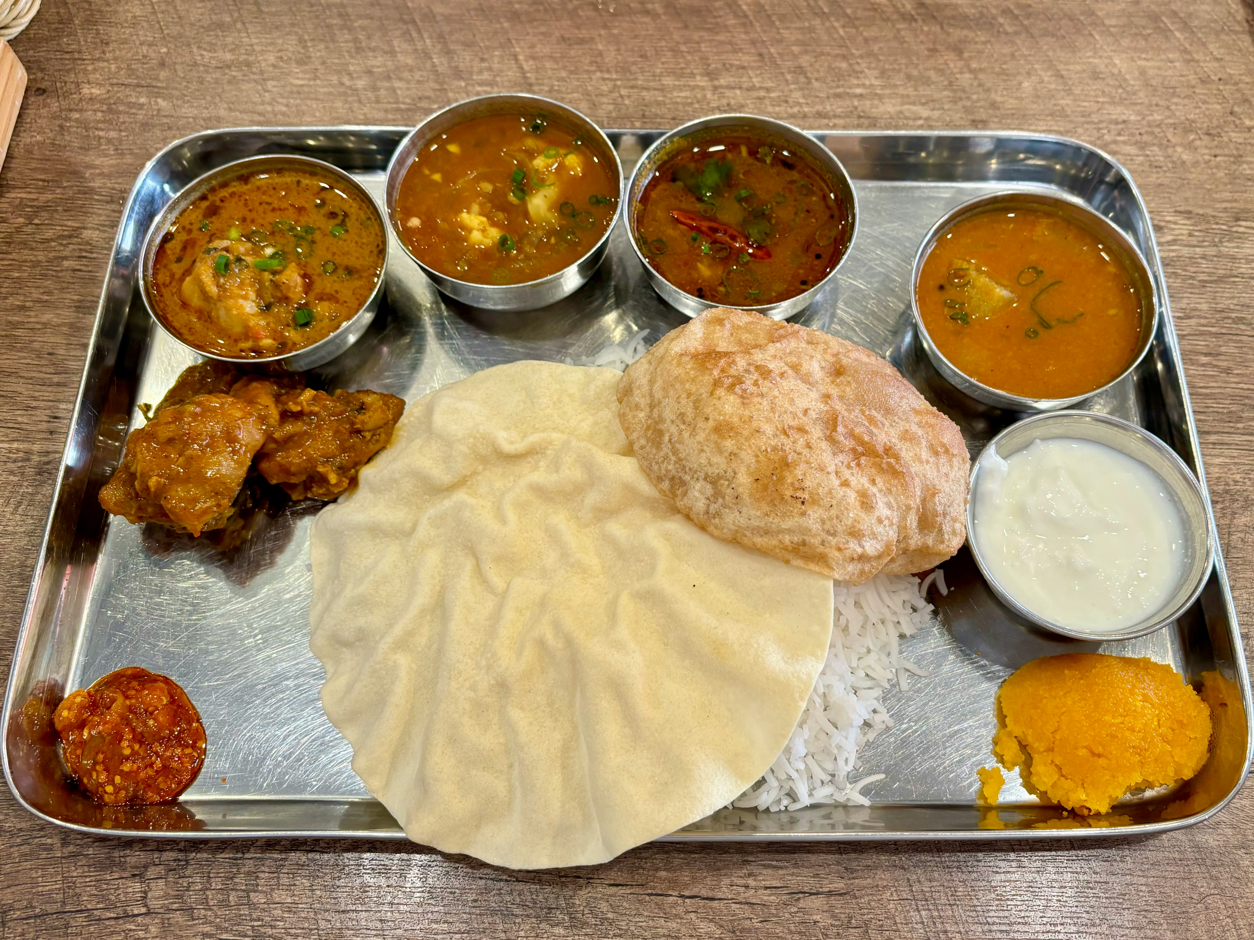 vassoio con naan e curry assortiti