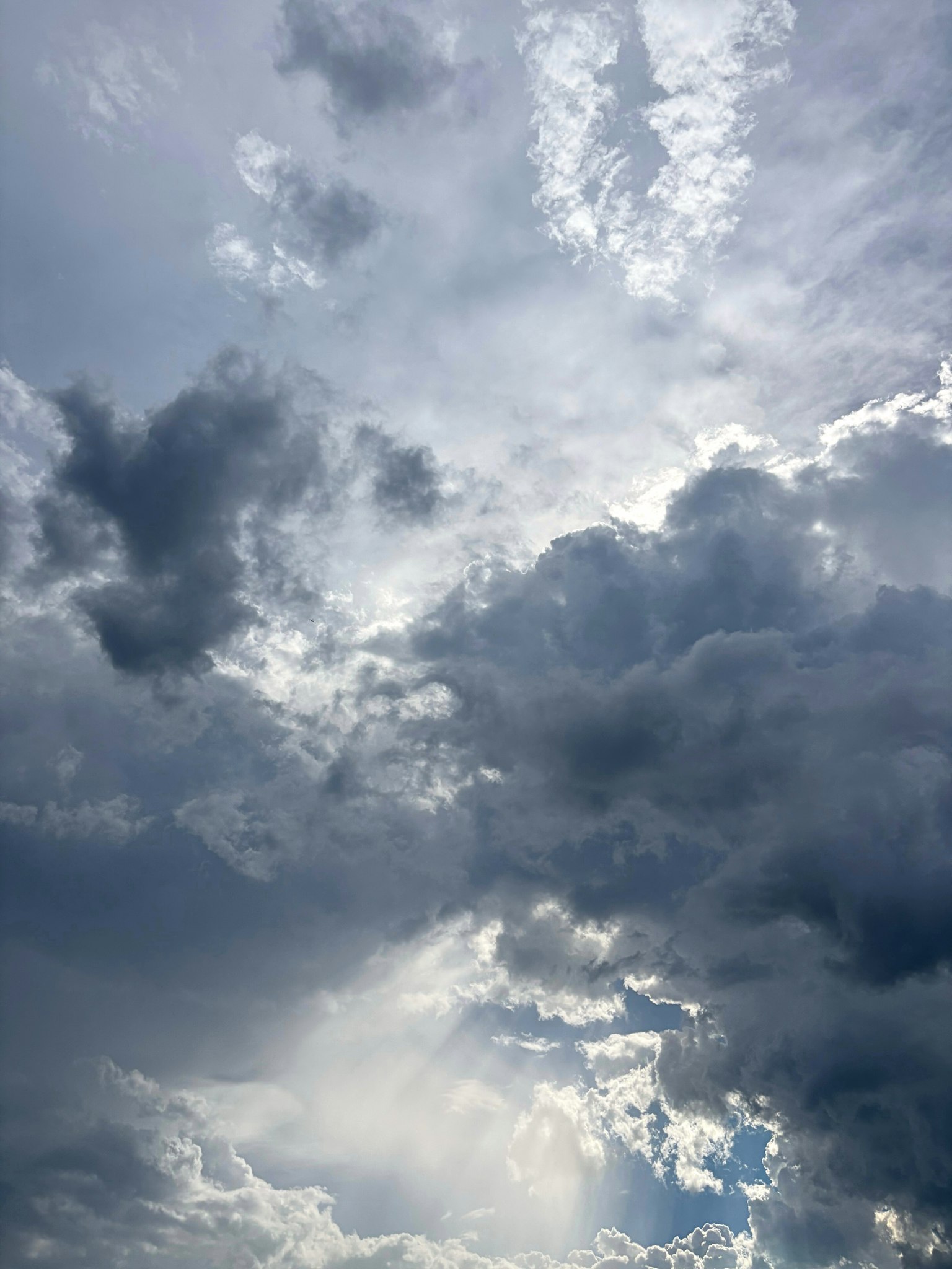 Dramatische Wolken mit Sonnenlicht, das durch den bewölkten Himmel bricht