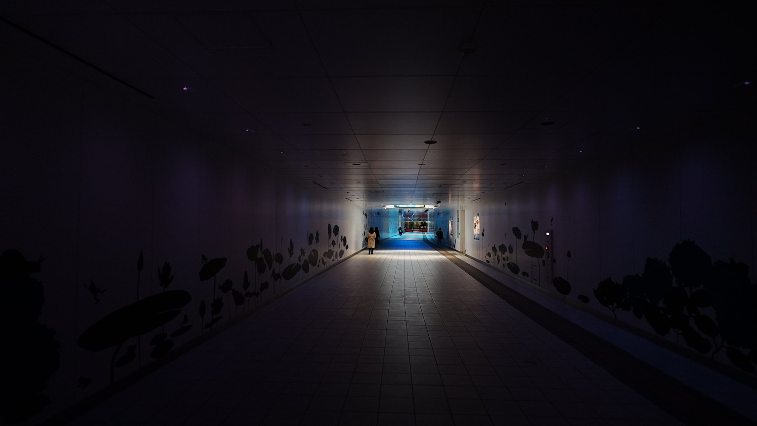 Dunkler Tunnel mit blauer Licht am Ende