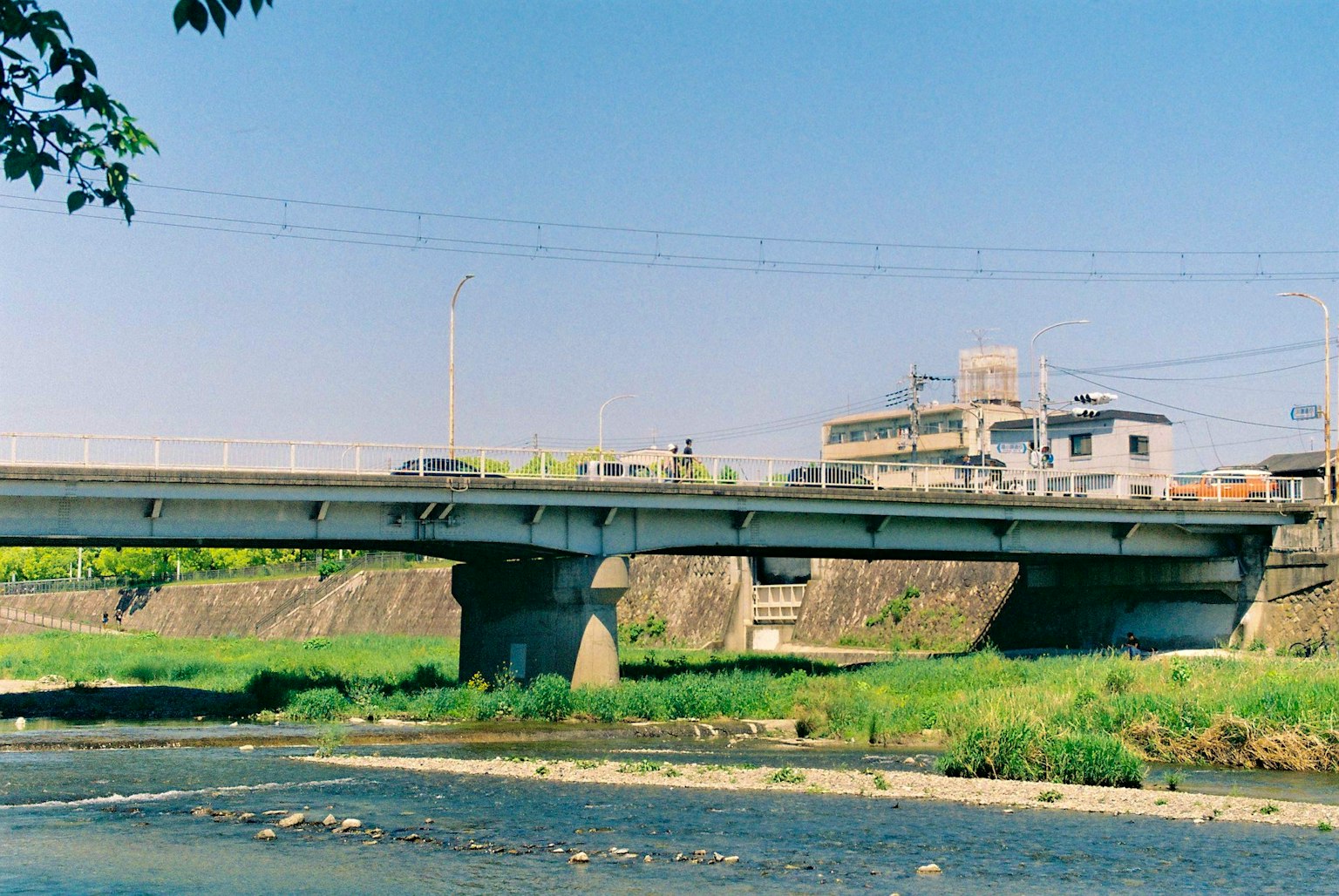 Ponte su un fiume sotto un cielo blu con edifici circostanti