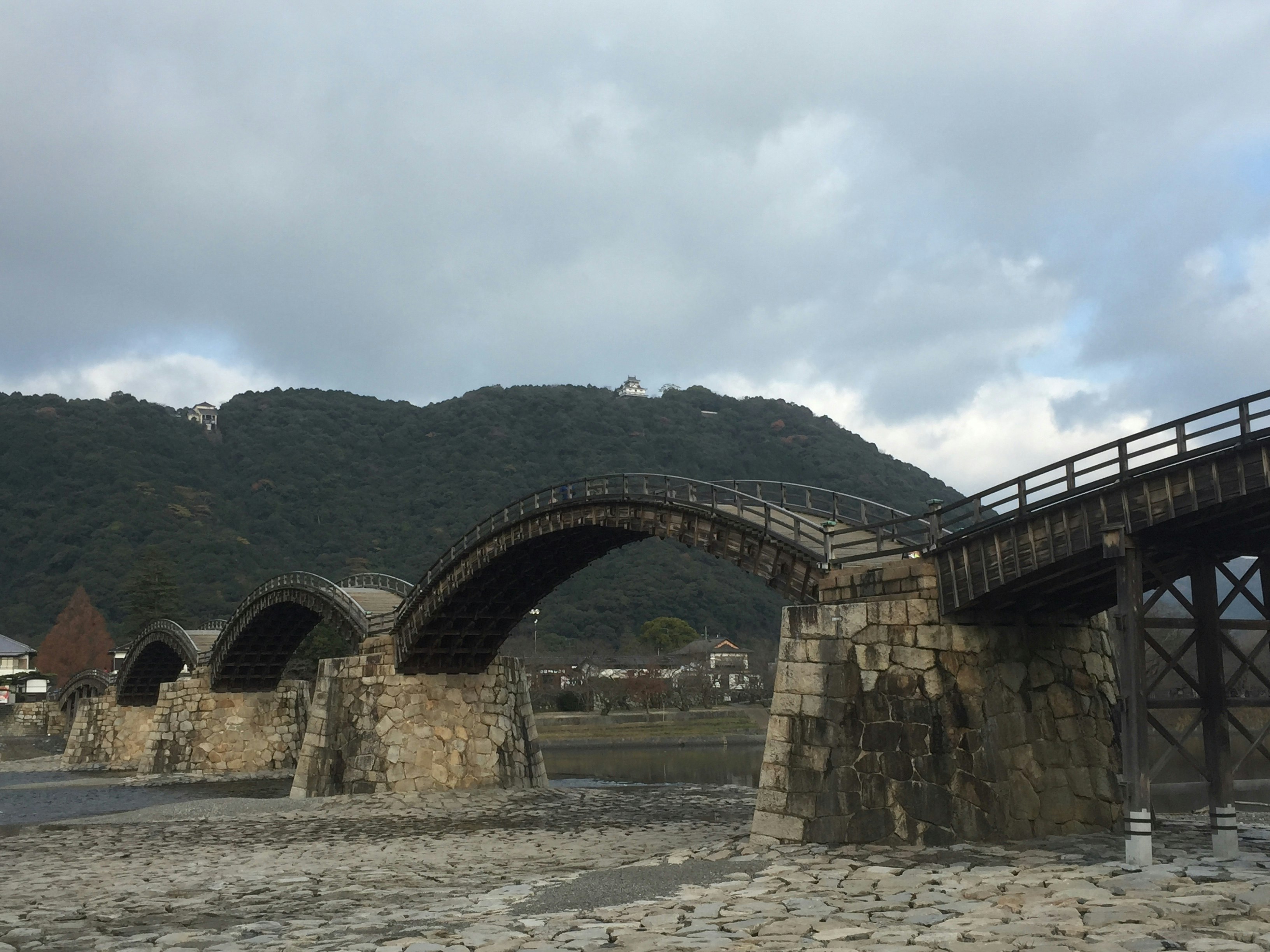 山谷景觀中的石拱橋與隧道