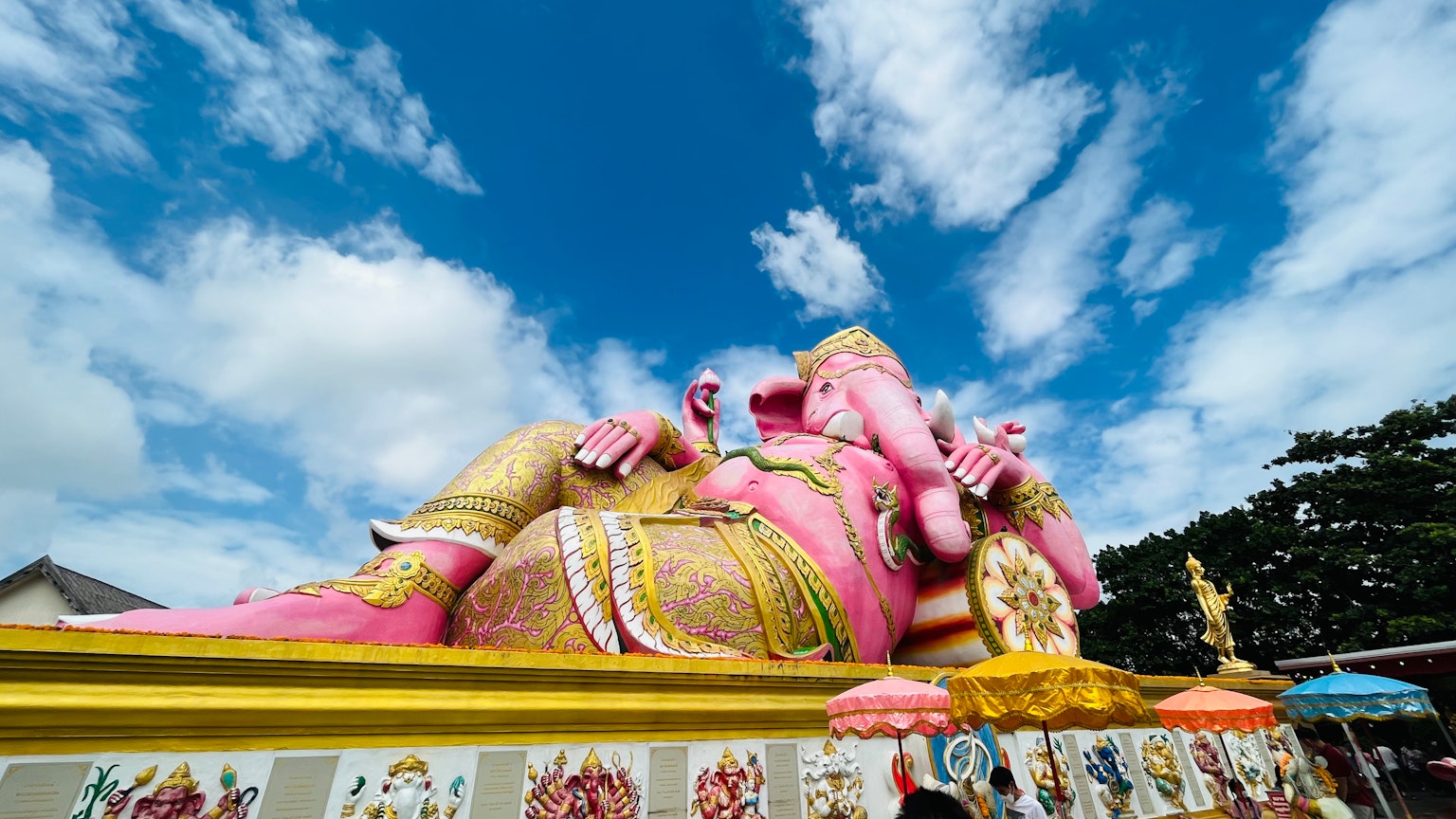 Tượng Ganesh lớn màu hồng nằm dưới bầu trời xanh