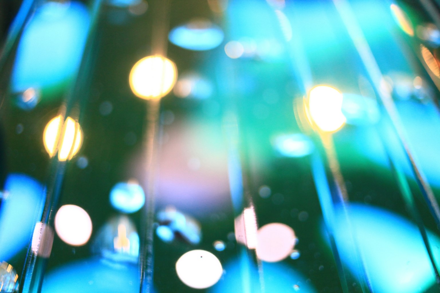 Abstraktes Bild mit verschwommenen Lichtkugeln vor einem blauen Hintergrund