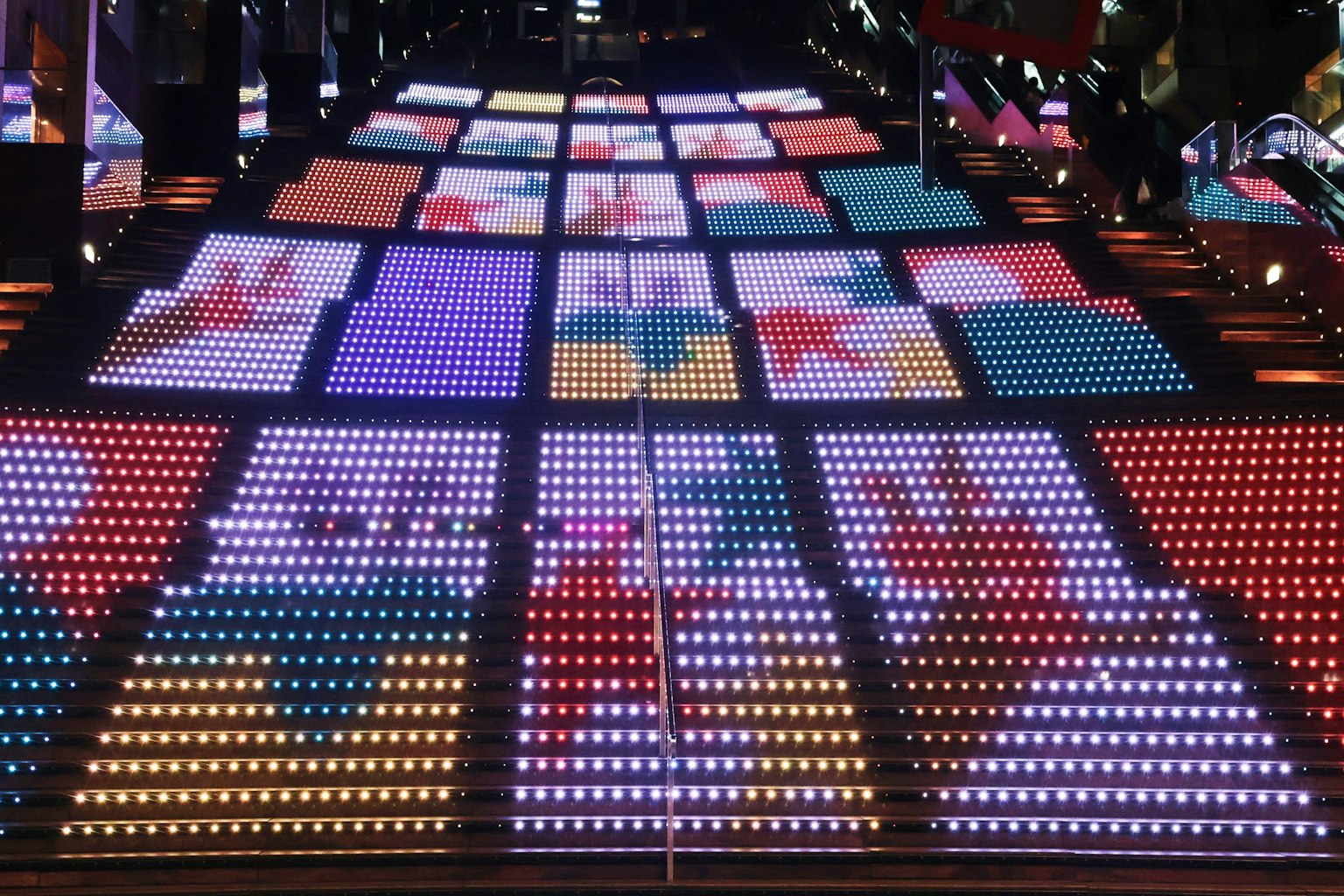 แผง LED สีสันสดใสที่เรียงอยู่บนบันได