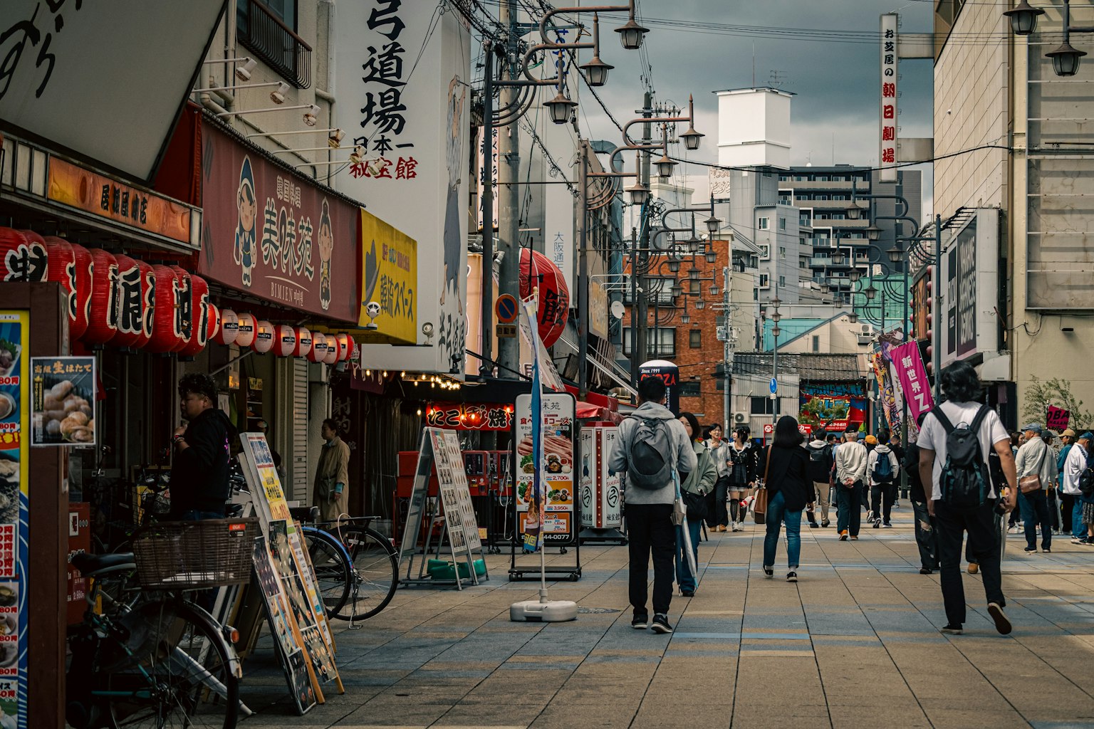 賑やかな商店街に人々が歩いている風景 自転車や看板が並ぶ