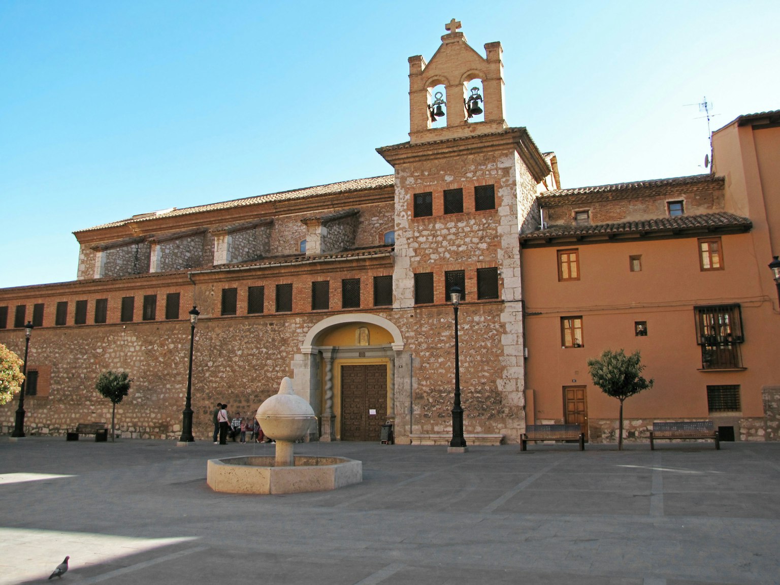 Piazza con un edificio in pietra e un campanile