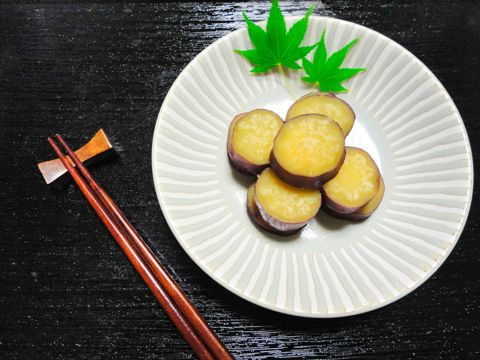 白色盤子上的栗子甜點和綠色葉子