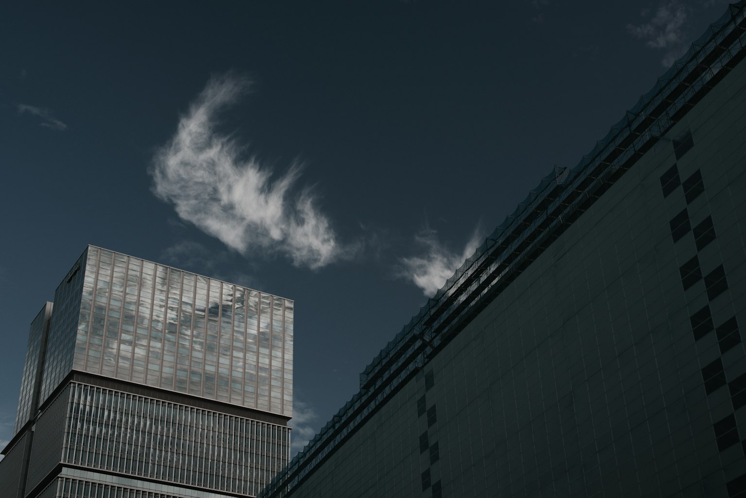 Modernes Gebäude unter einem dunklen Himmel mit Wolken