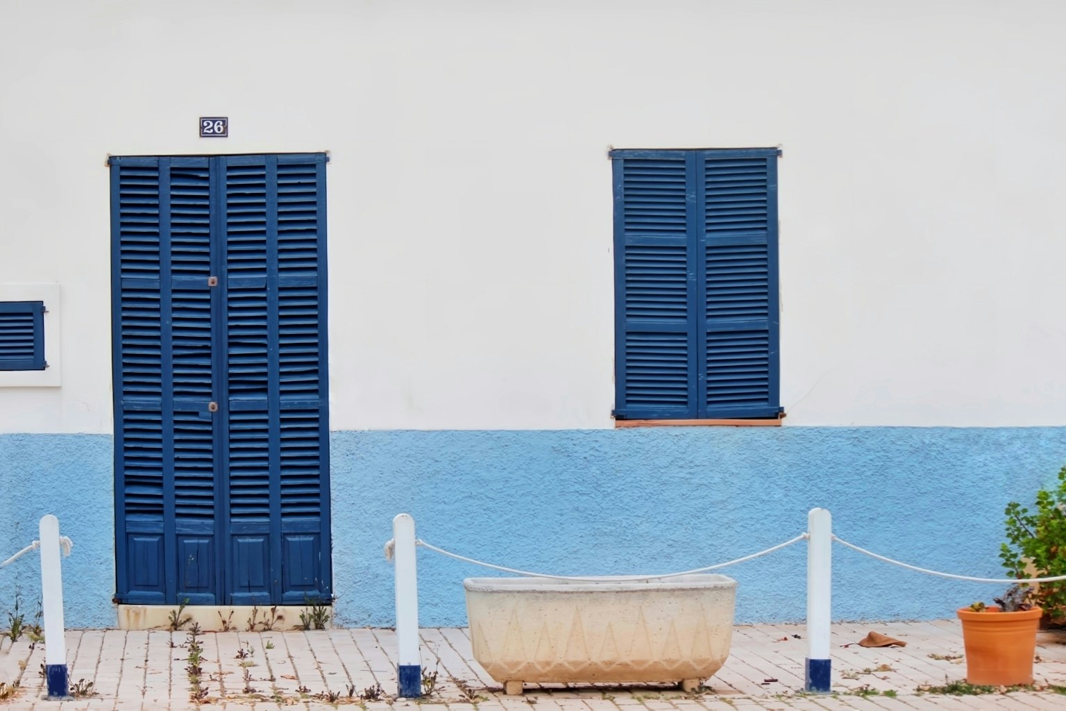 Maison blanche avec porte et fenêtre bleues