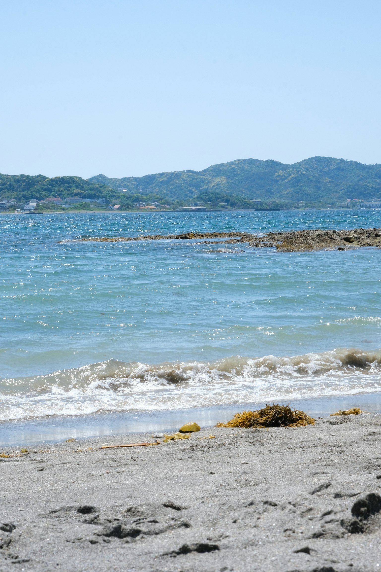 Vista di spiaggia panoramica con mare blu e sabbia