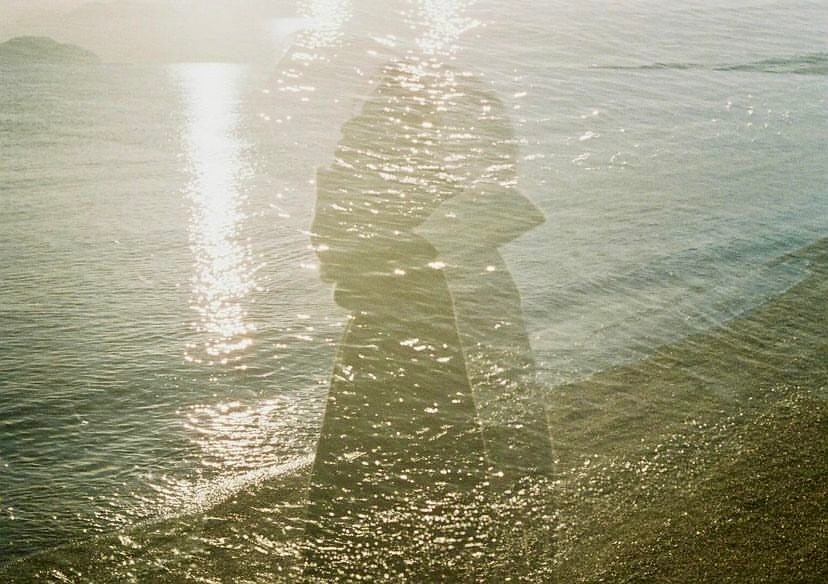 阳光照耀的海岸与叠加的海浪