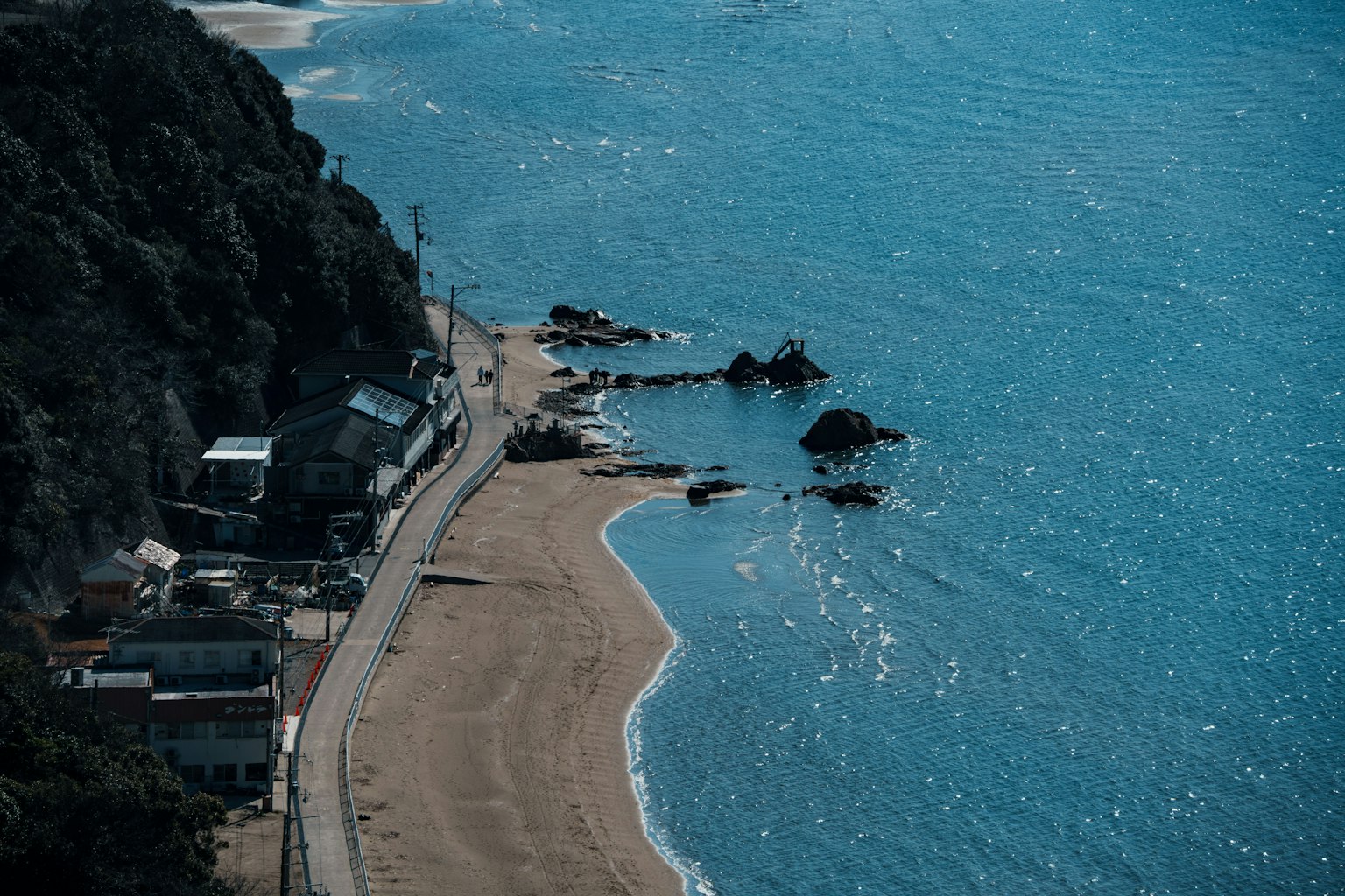 海岸景觀 藍色海洋 沙灘和小岩石