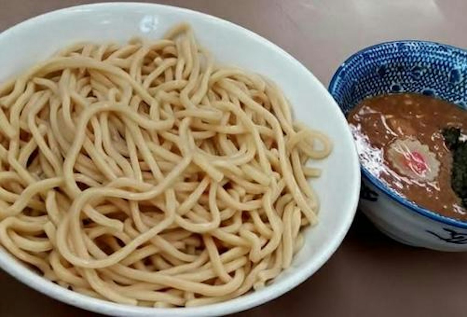 Assiette de nouilles à tremper avec un bol de sauce