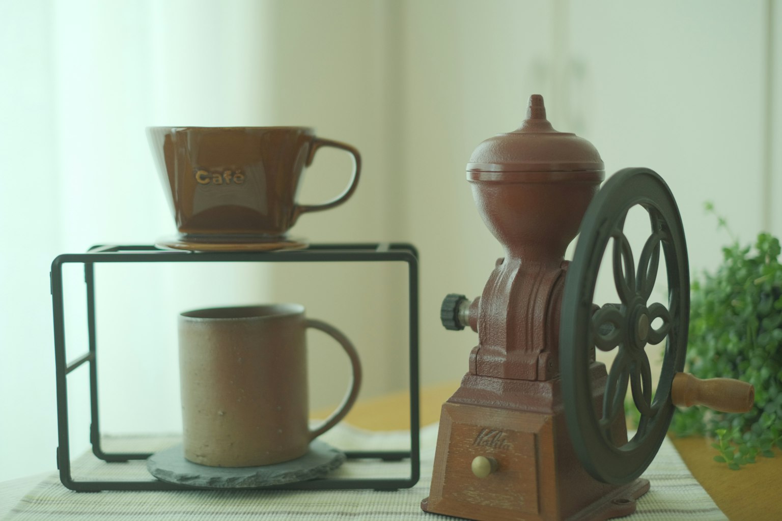 コーヒーグラインダーと二つのカップが並ぶシンプルなインテリア