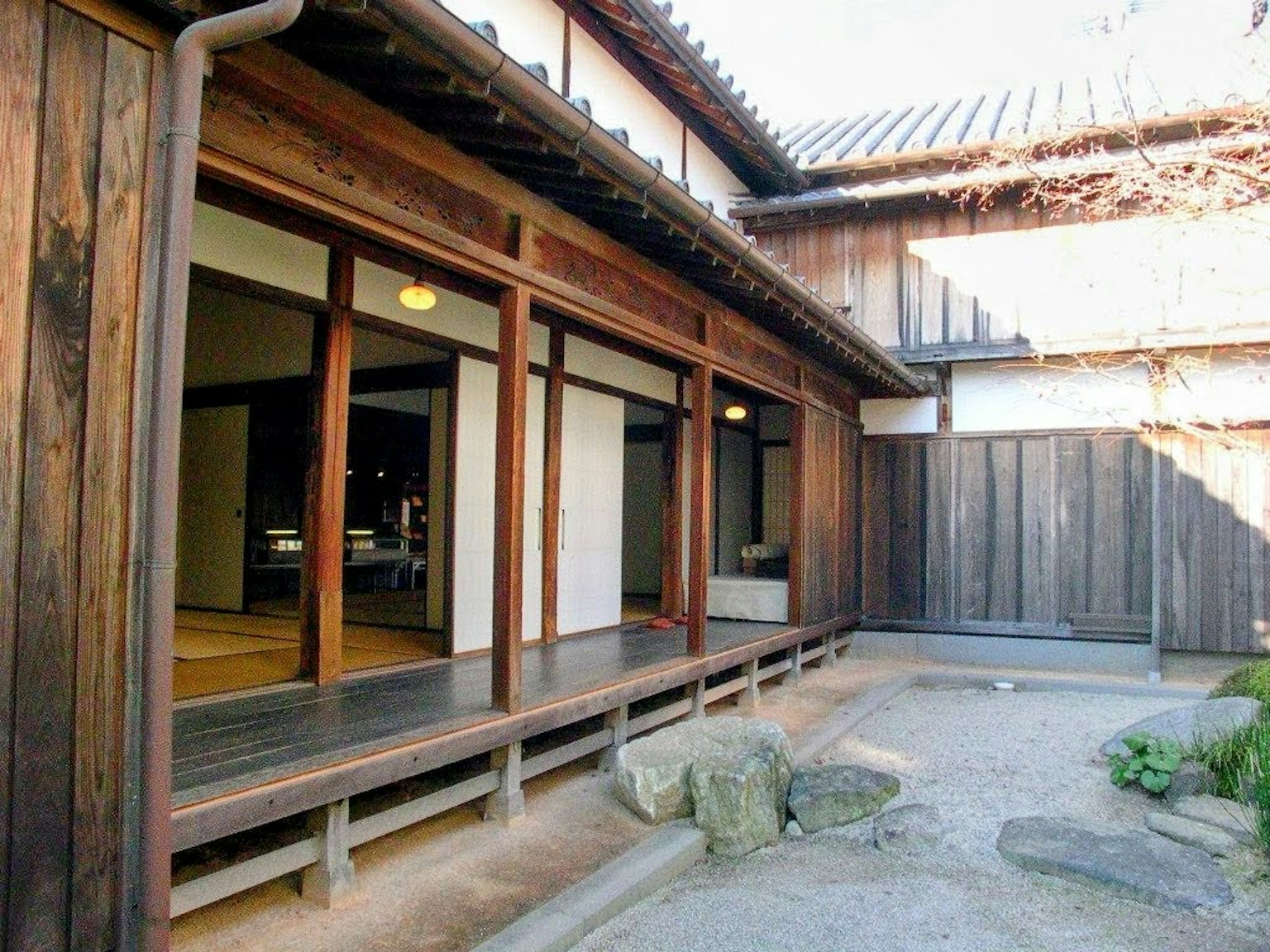 Extérieur d'une maison japonaise traditionnelle structure en bois jardin pierres lumière du soleil brillante