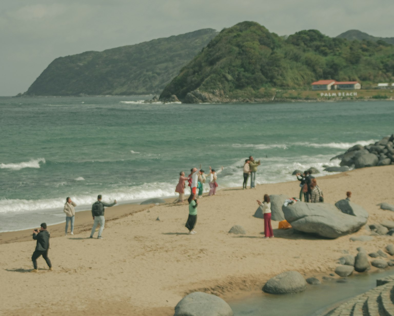 Persone che si divertono sulla spiaggia con un bel paesaggio