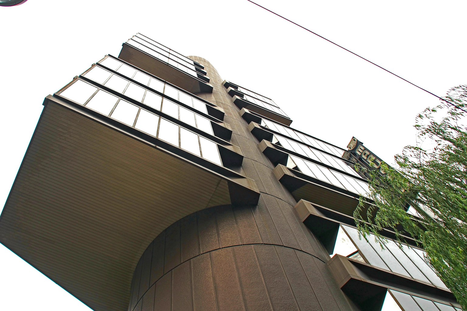 从低角度观察的现代建筑结构 金属与玻璃的对比 背景为明亮的天空