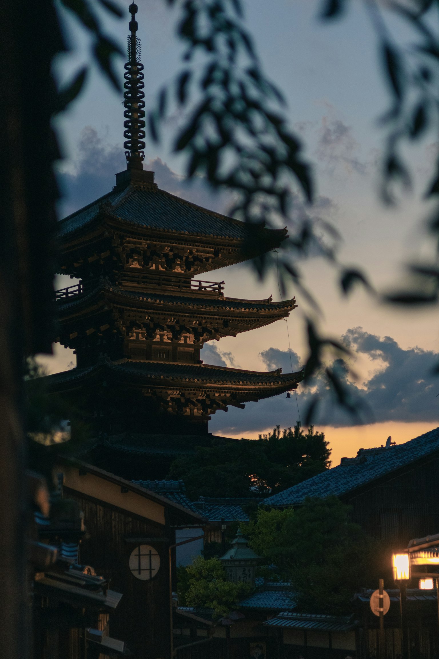 Silhouette de una pagoda al atardecer con arquitectura tradicional